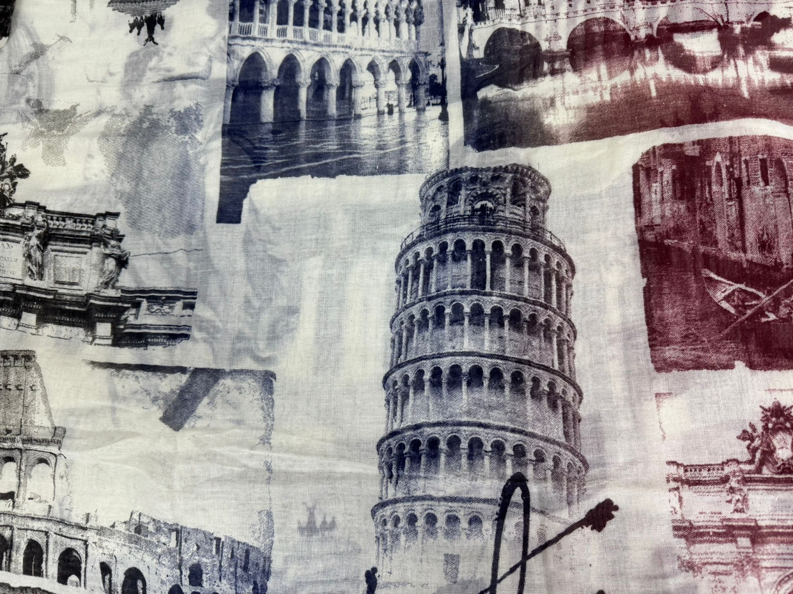 4G264 意大利製 綿加人造纖維材質 印花圖案薄款頸巾 建築物款 180cm x 90cm