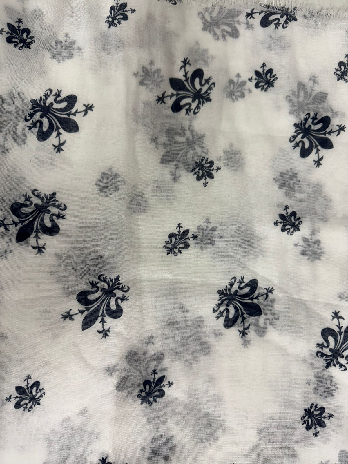 4G263 意大利製 綿加人造纖維材質 印花圖案薄款頸巾 印花款 白底藍花 180cm x 90cm