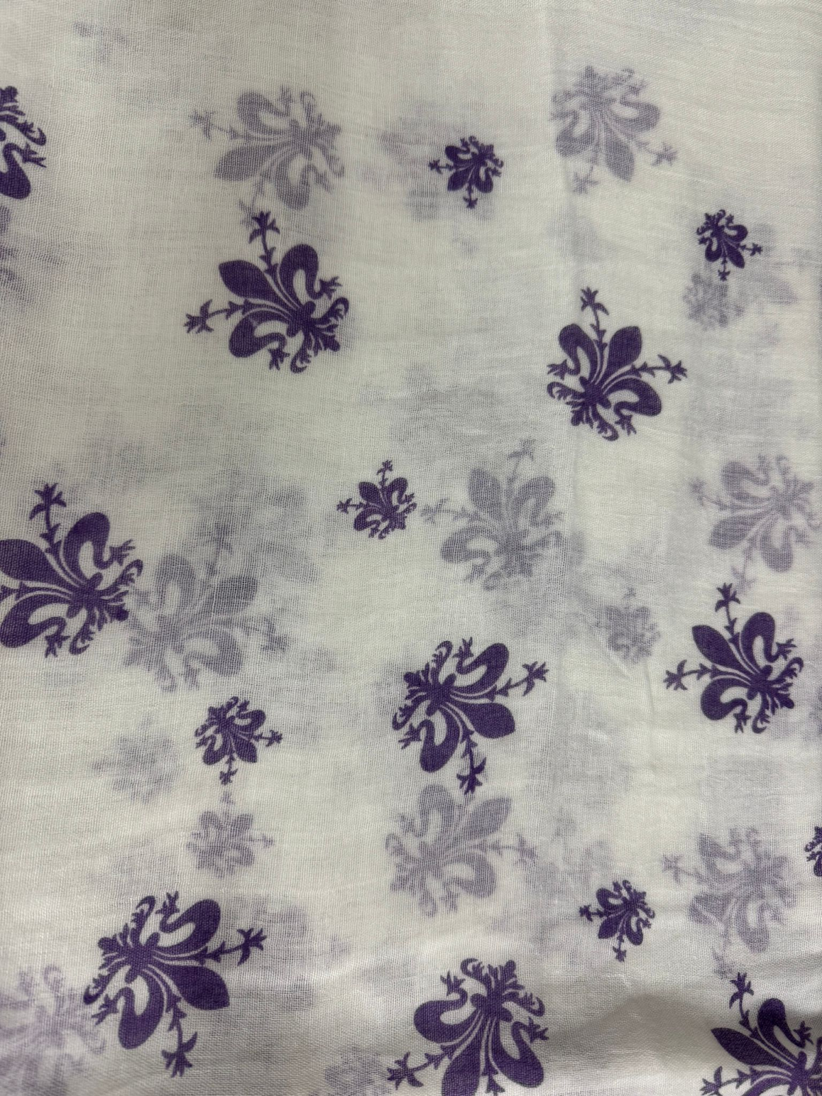 4G262 意大利製 綿加人造纖維材質 印花圖案薄款頸巾 印花款 白底紫花 180cm x 90cm