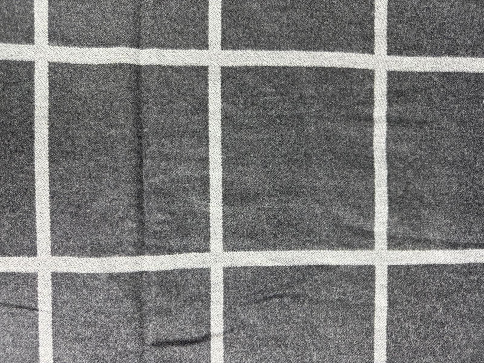 4G249 意大利製方格併色頸巾 72cm x 192cm 深灰色併淺灰色