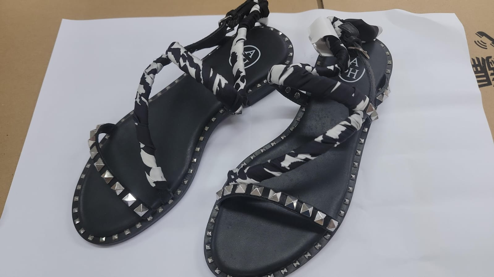 4G066 ASH 鉚釘黑白綁帶平底涼鞋 38碼