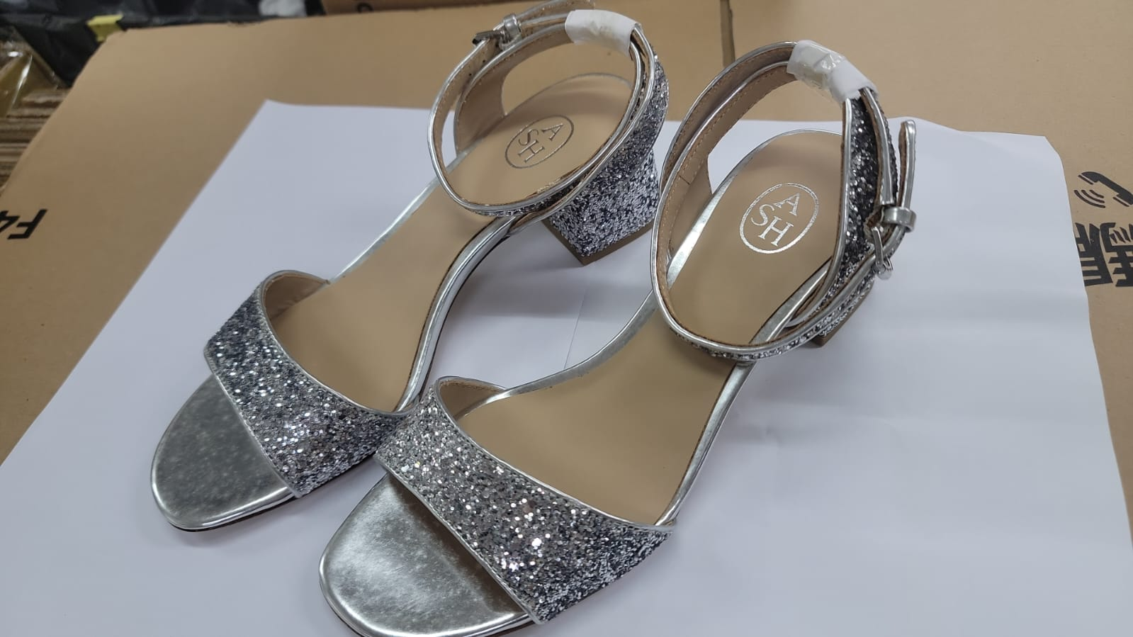 4G067 ASH 銀色閃片低踭涼鞋 38碼