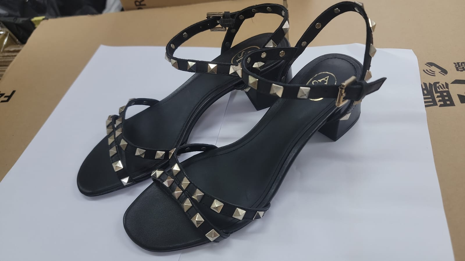 4G069 ASH 鉚釘黑色皮革低踭涼鞋