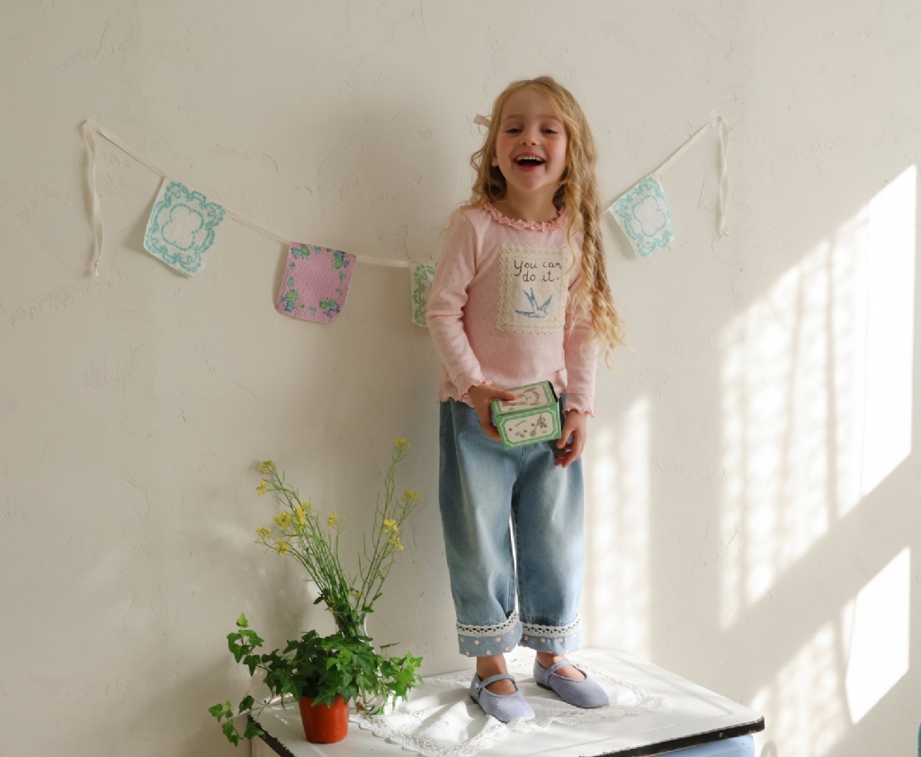 正韓春FLO 三色和平鴿捲邊上衣