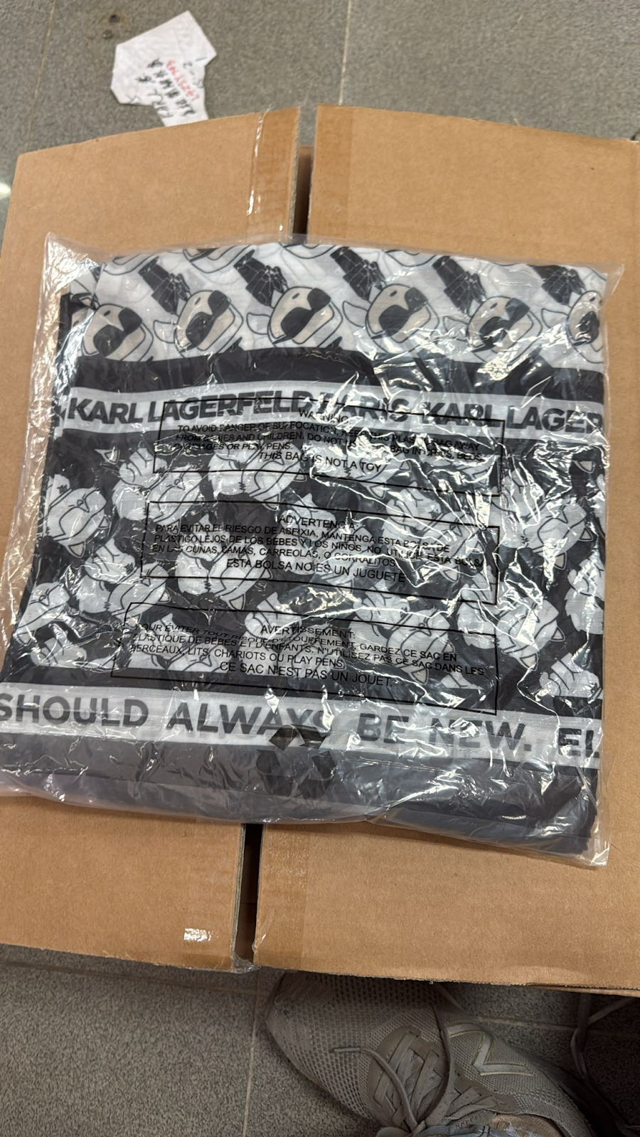 4G105 KARL LAGERFELD 滿版老佛爺圍巾 120×120