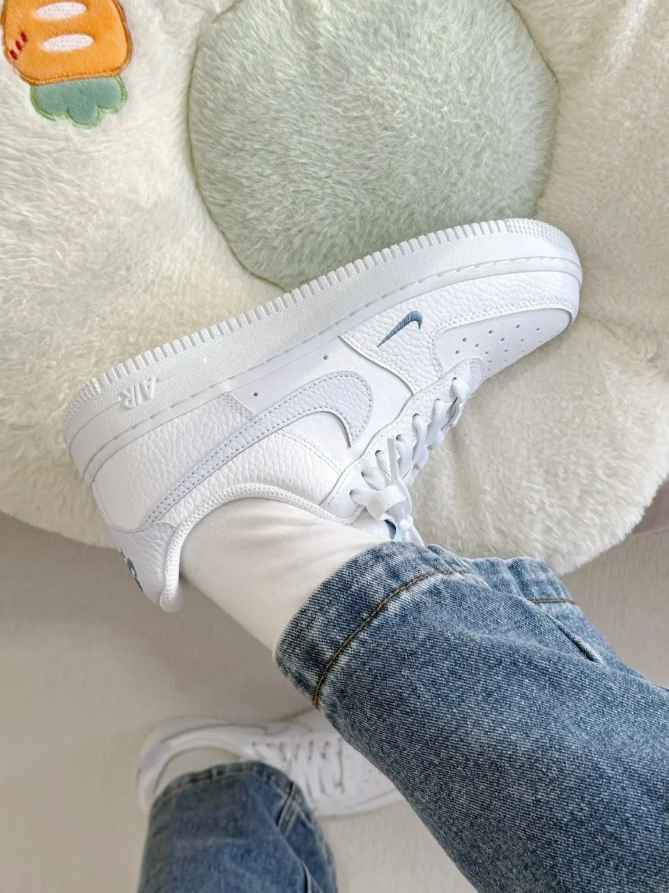 NIKE AIR FORCE 1 AF1 寶寶藍 小藍勾 白色 白藍 淺藍 小白鞋 荔枝仿皮革 女鞋 HV2511-100 / 預購