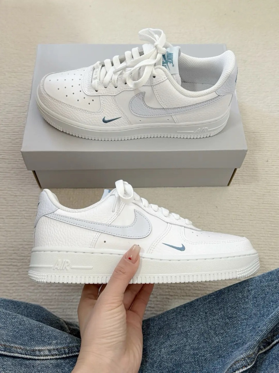 NIKE AIR FORCE 1 AF1 寶寶藍 小藍勾 白色 白藍 淺藍 小白鞋 荔枝仿皮革 女鞋 HV2511-100 / 預購