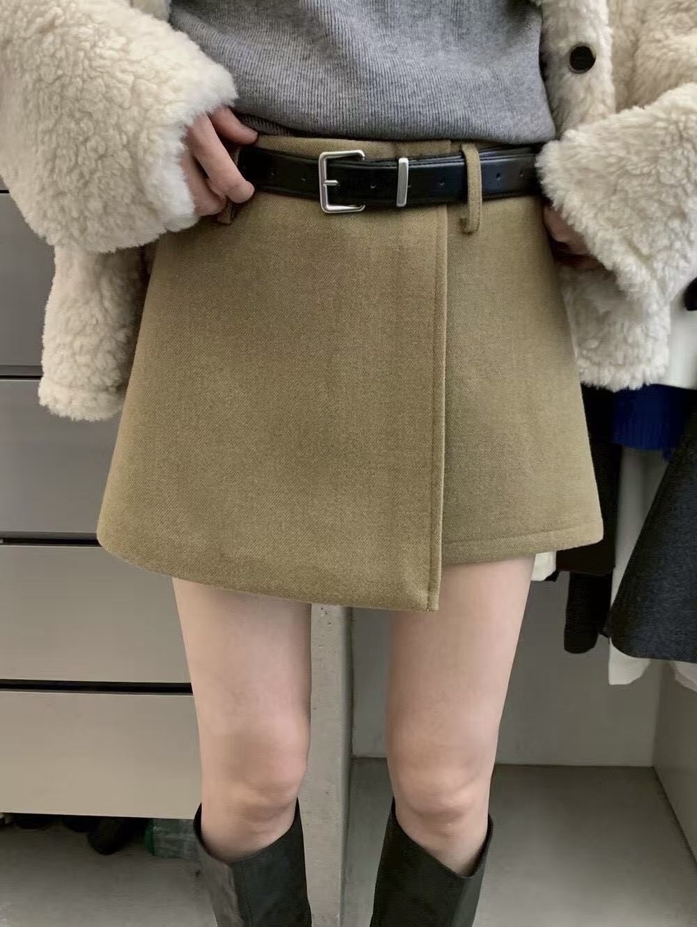 6930 厚磅毛呢造型短裙(附皮帶)