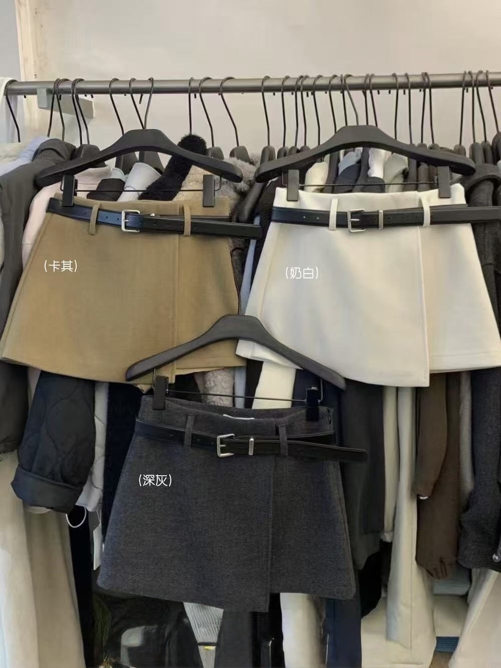 6930 厚磅毛呢造型短裙(附皮帶)