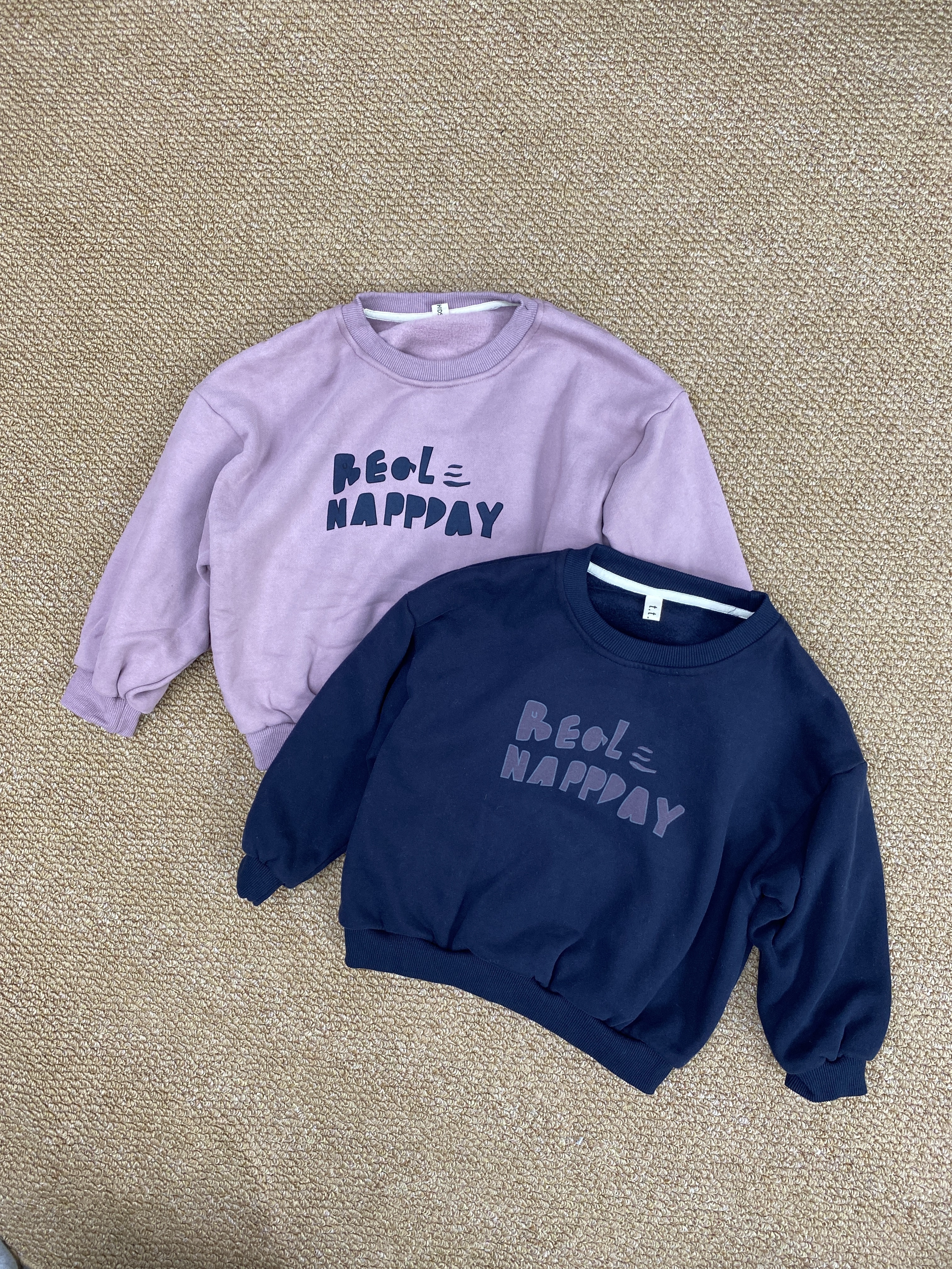 A04041字母跳色磨毛上衣