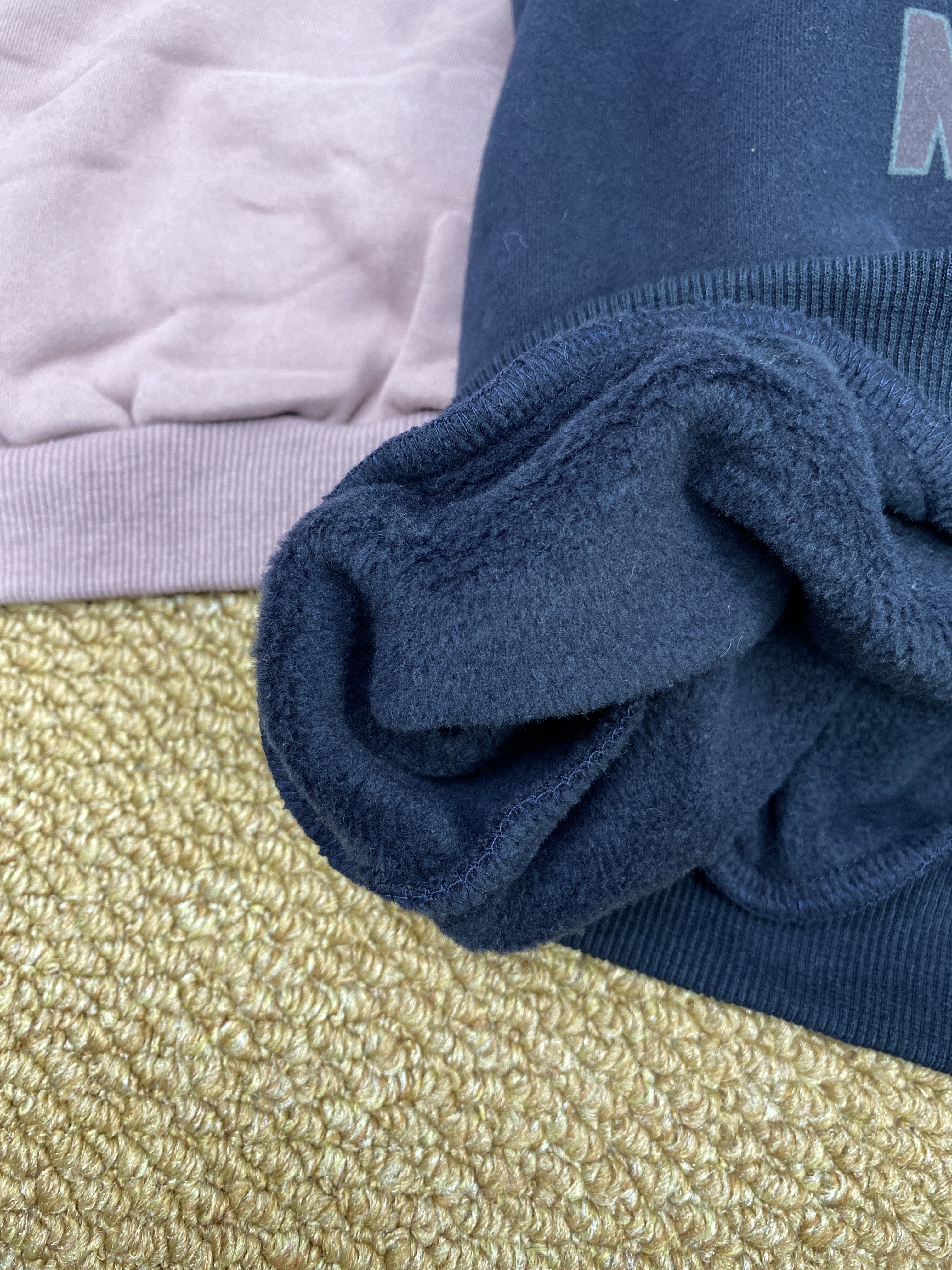 A04041字母跳色磨毛上衣