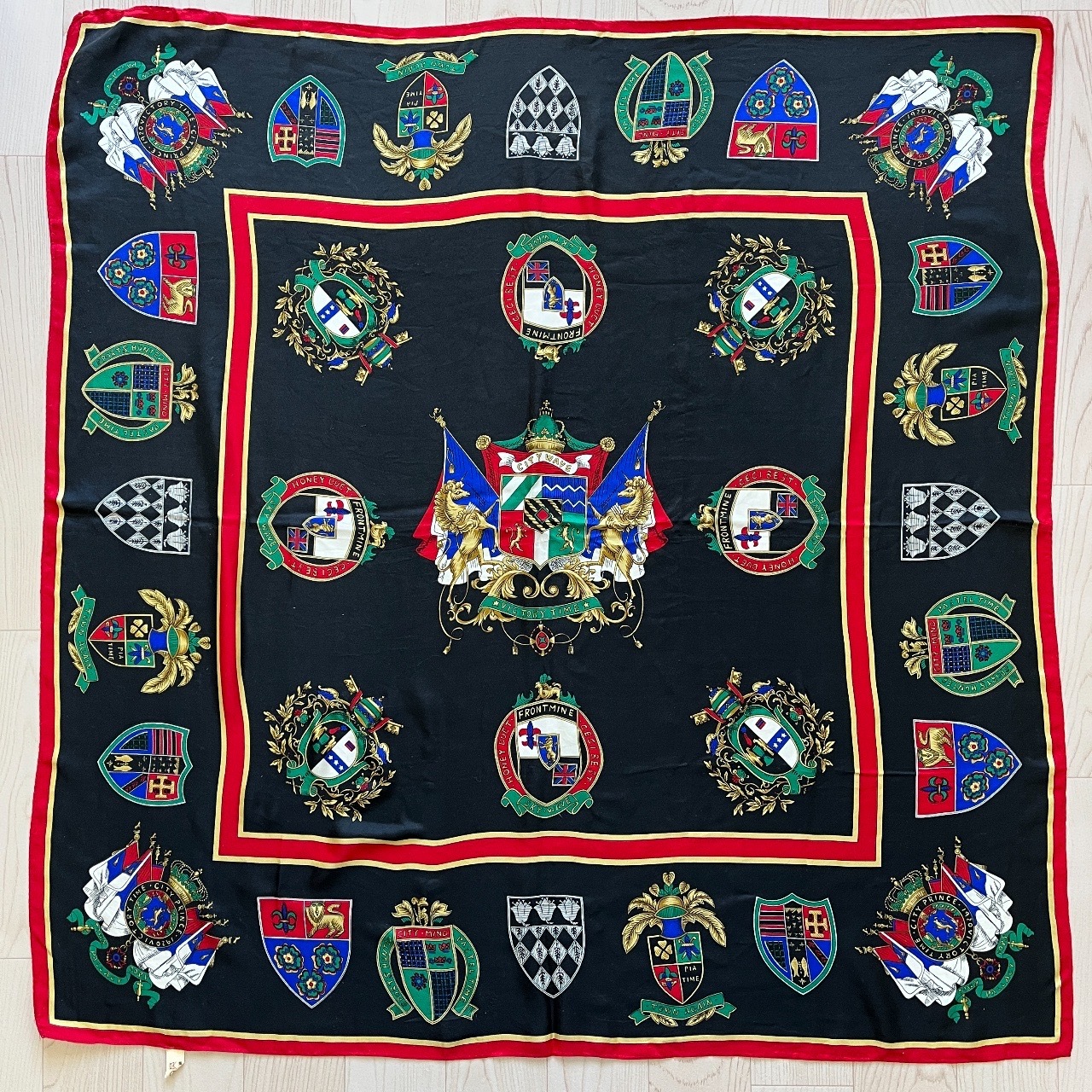 黑色歐洲貴族徽章印花絲巾