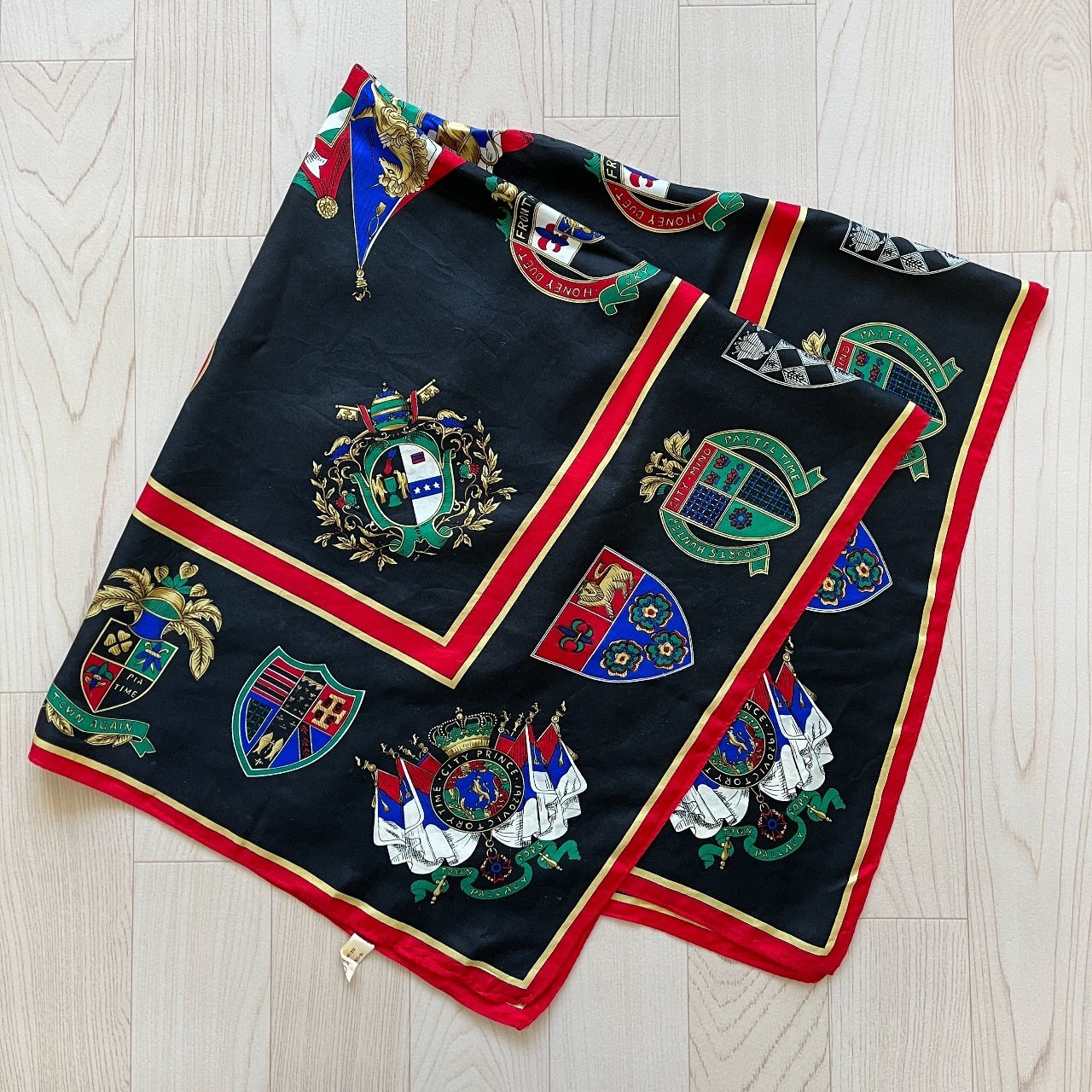 黑色歐洲貴族徽章印花絲巾