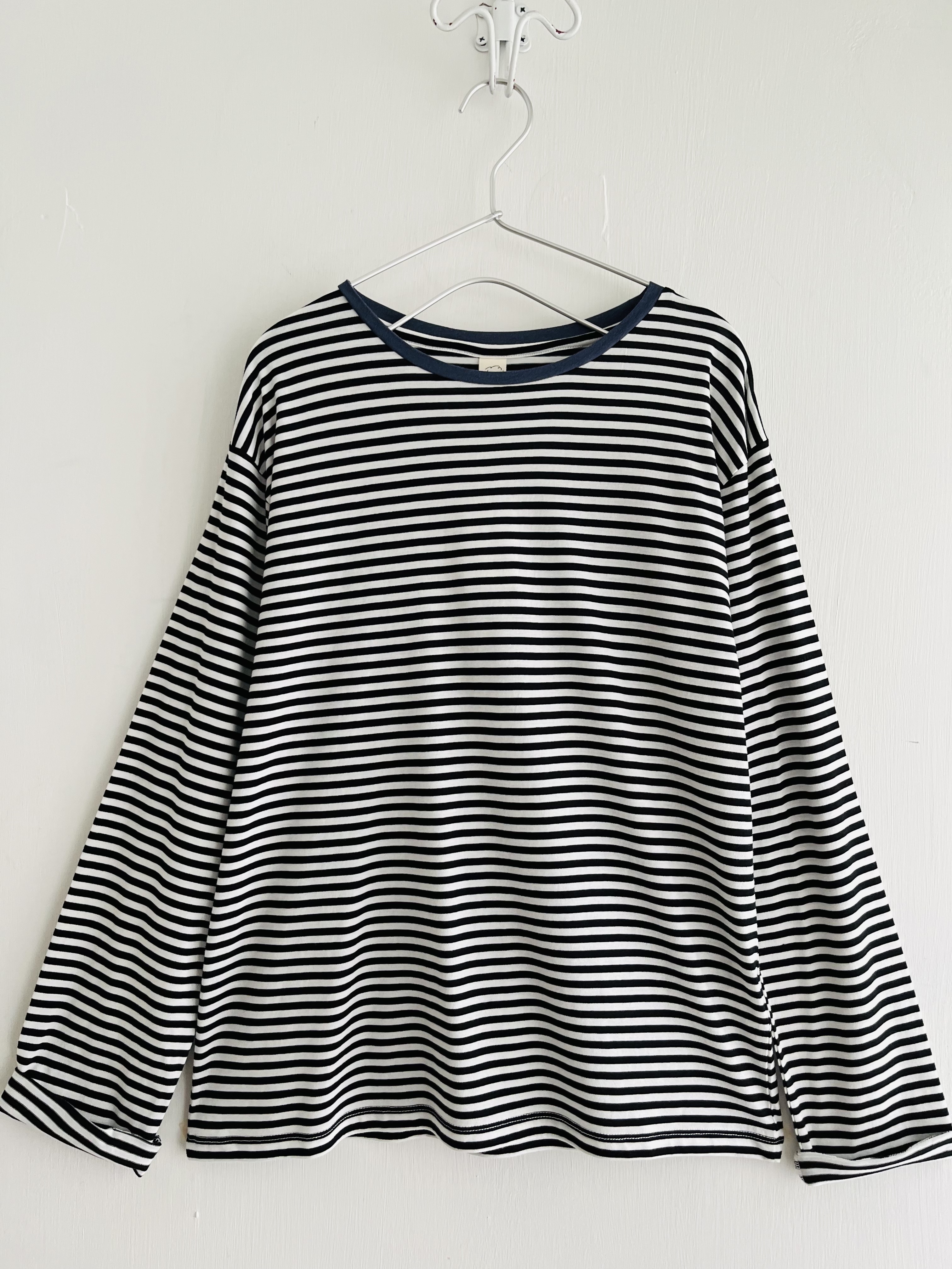 Cloud nine黑色圓領橫間tee