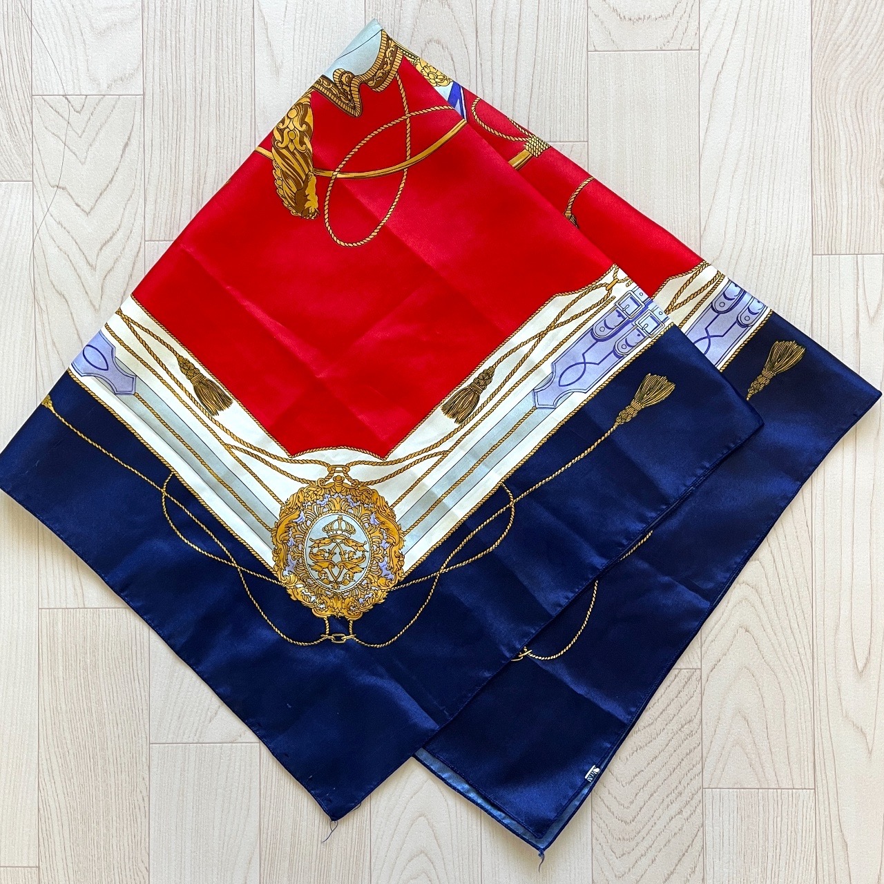 歐洲軍裝風圖騰印花絲巾