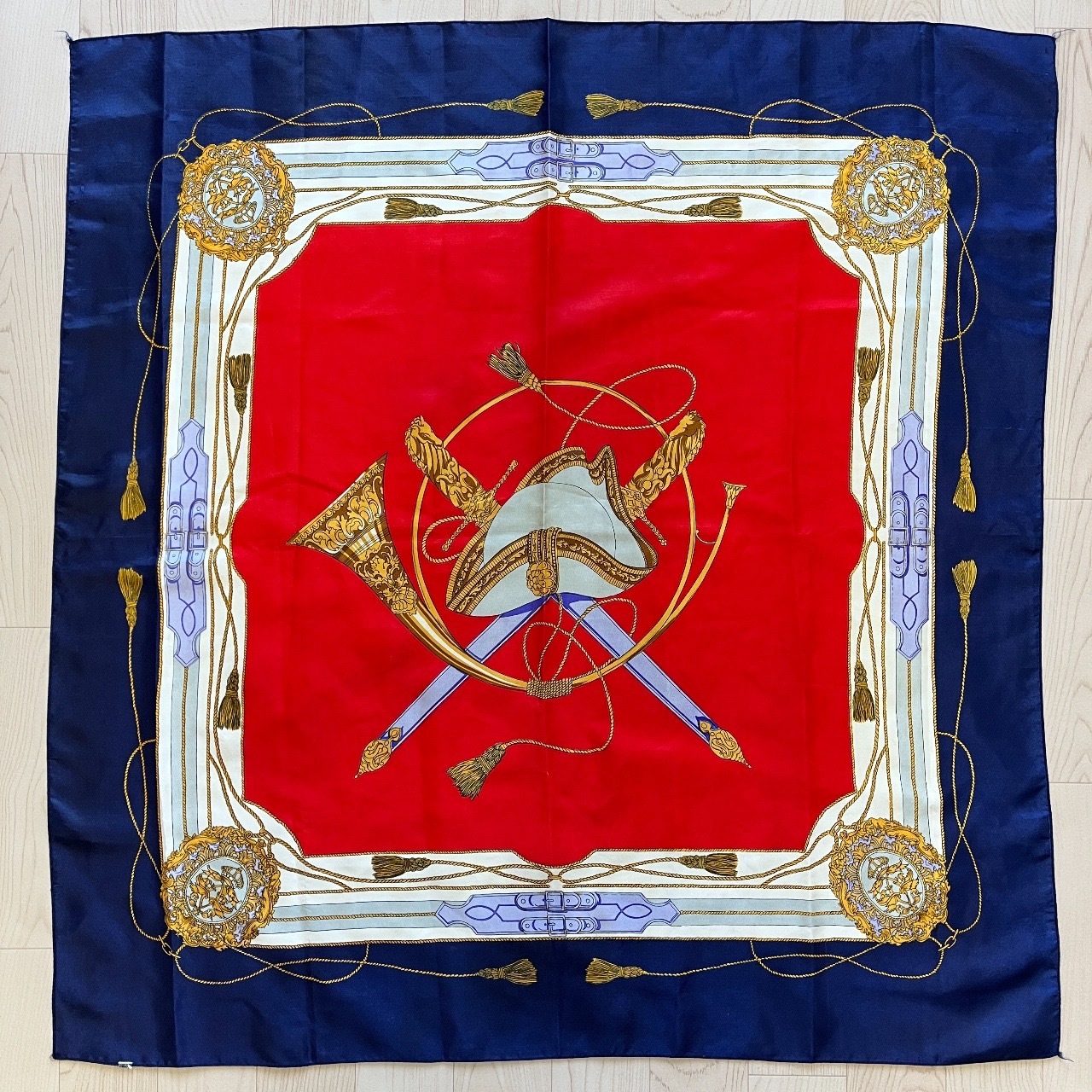 歐洲軍裝風圖騰印花絲巾