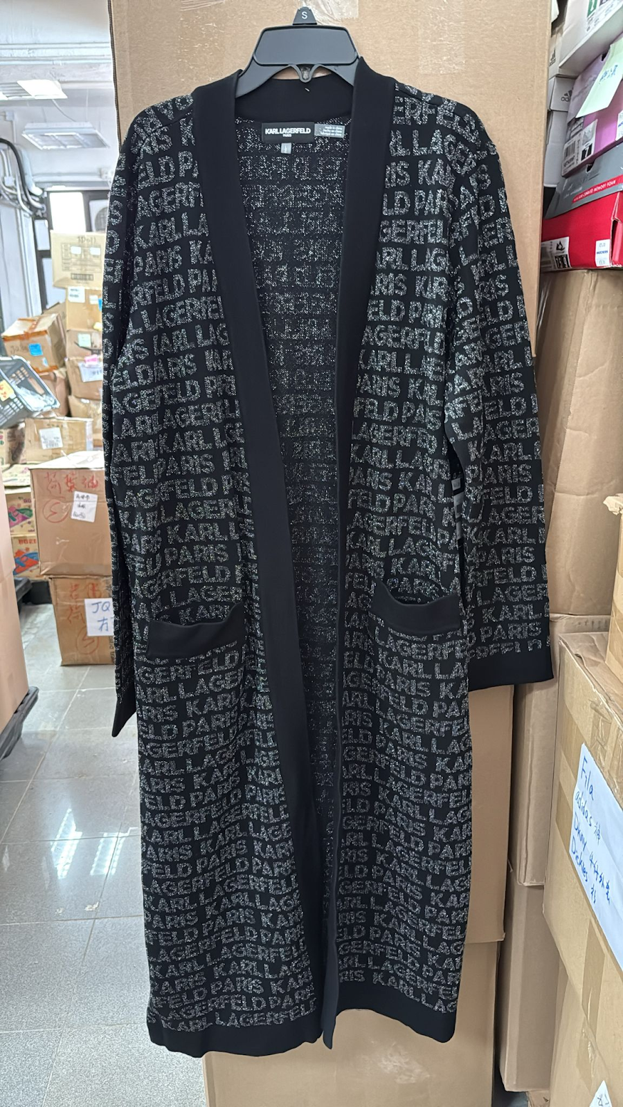 4G109 Karl Lagerfeld 滿版字母長外套 黑色