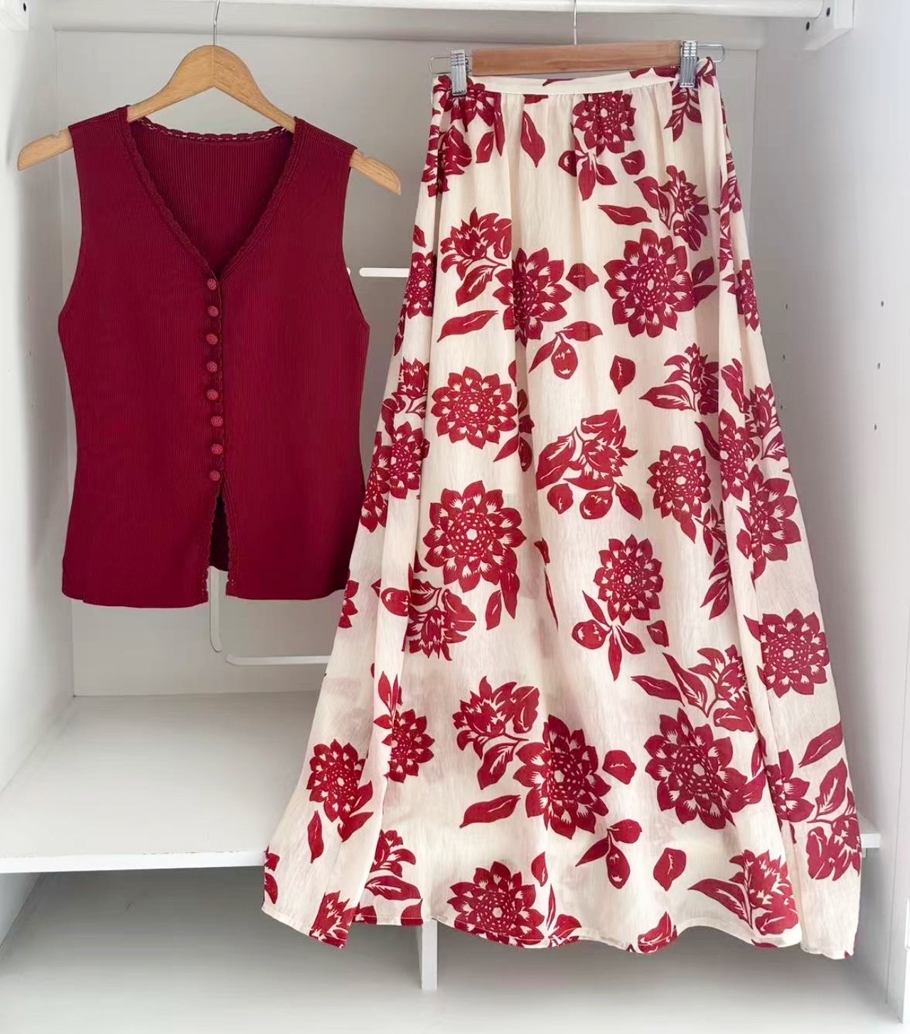 SLEEVELESS BUTTON DOWN KNIT BLOUSE