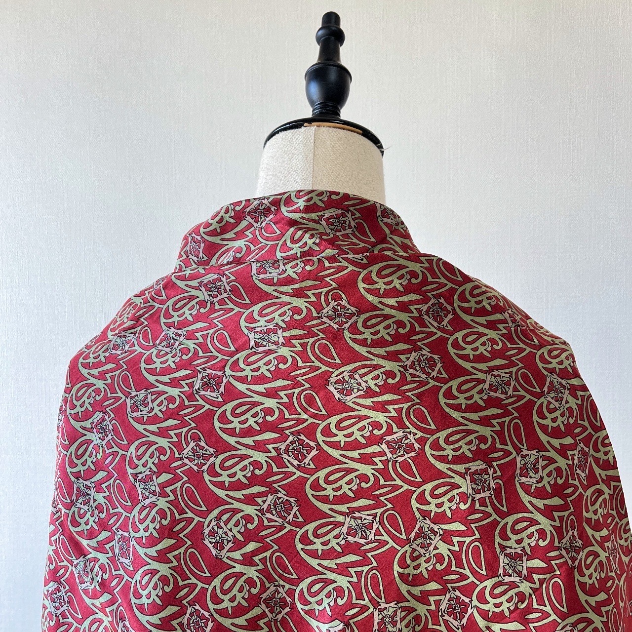 棗紅色波斯風幾何花紋絲巾