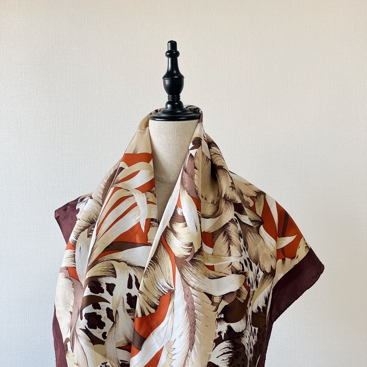 啡色豹群凝視圖案絲巾