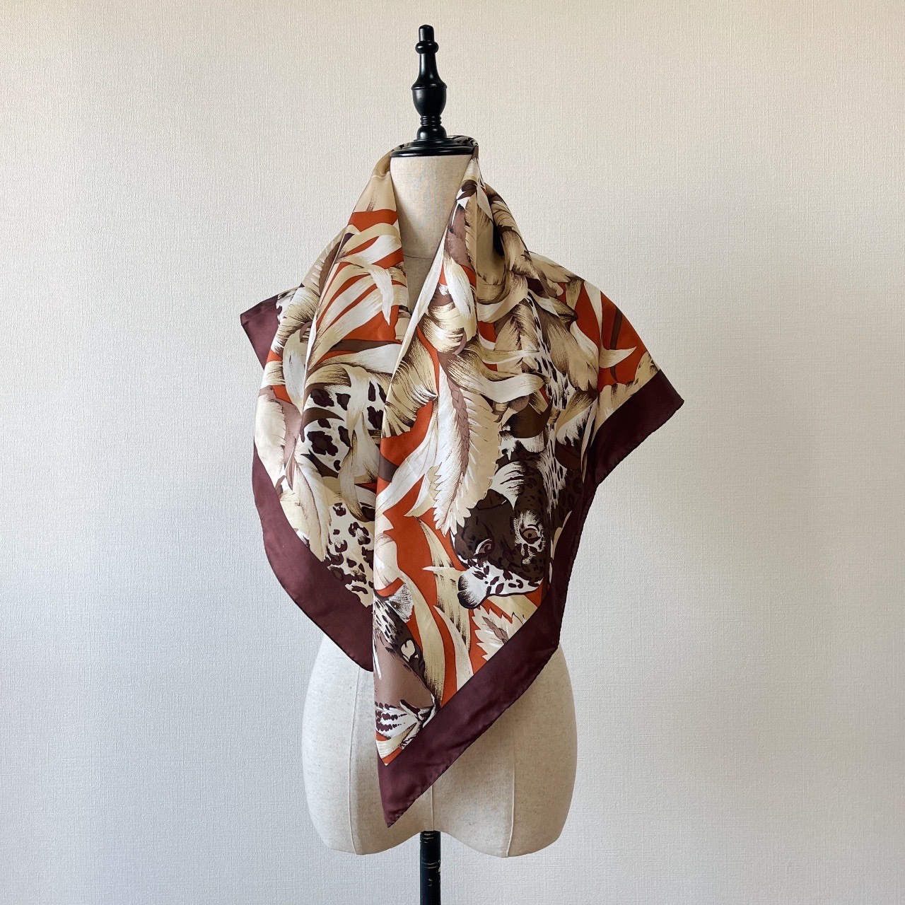 啡色豹群凝視圖案絲巾