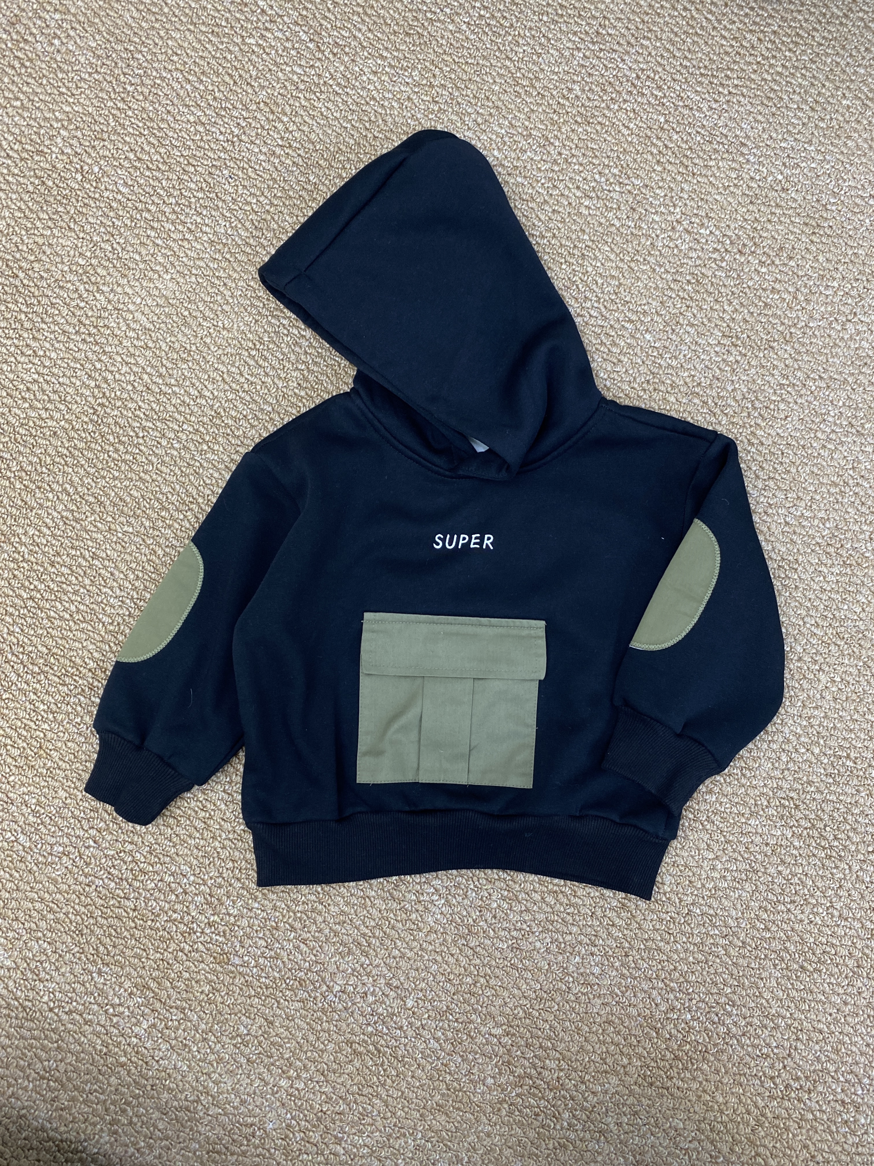 A04048補丁造型口袋帽T