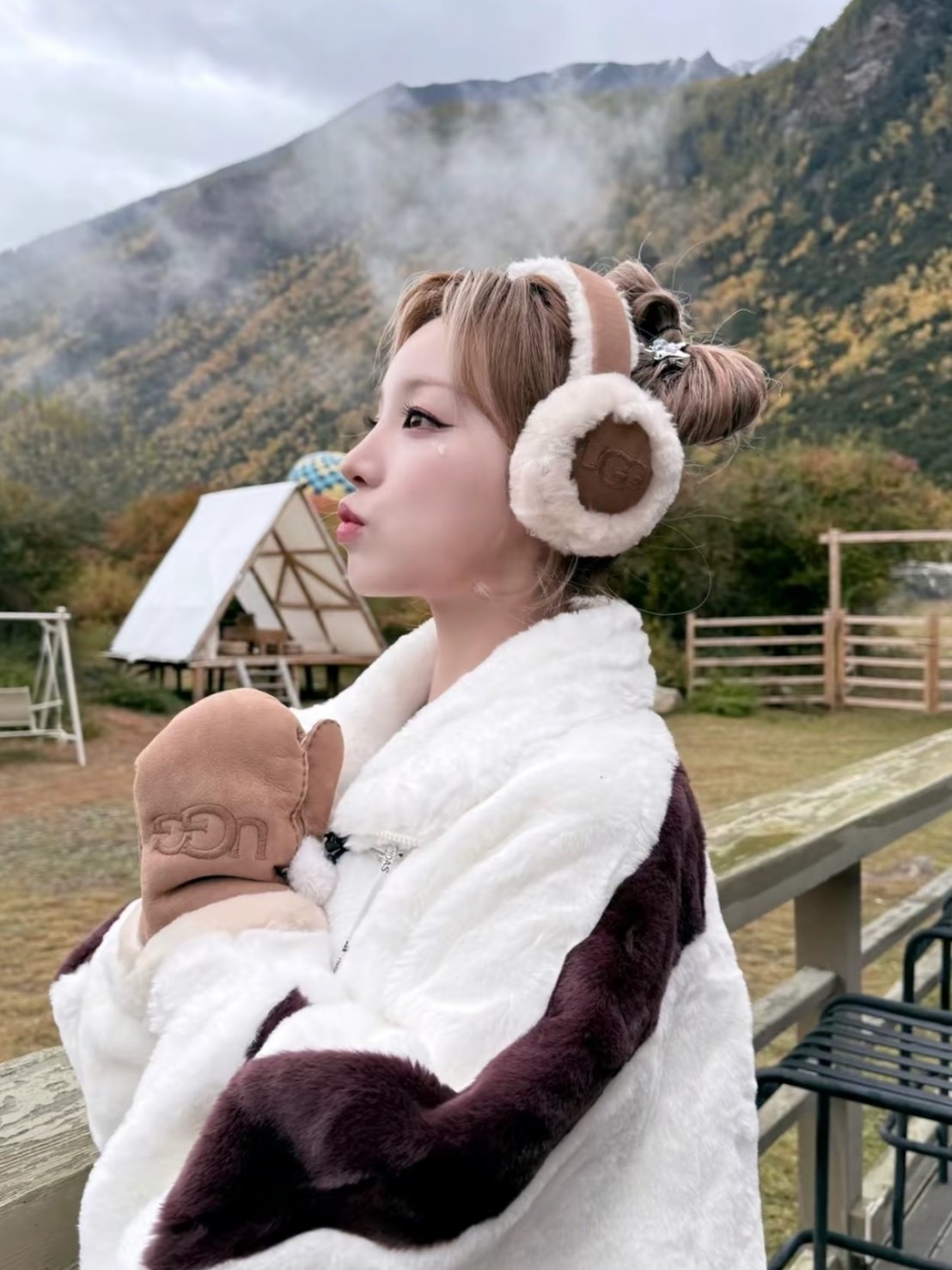 UGG 刺繡羊毛耳罩