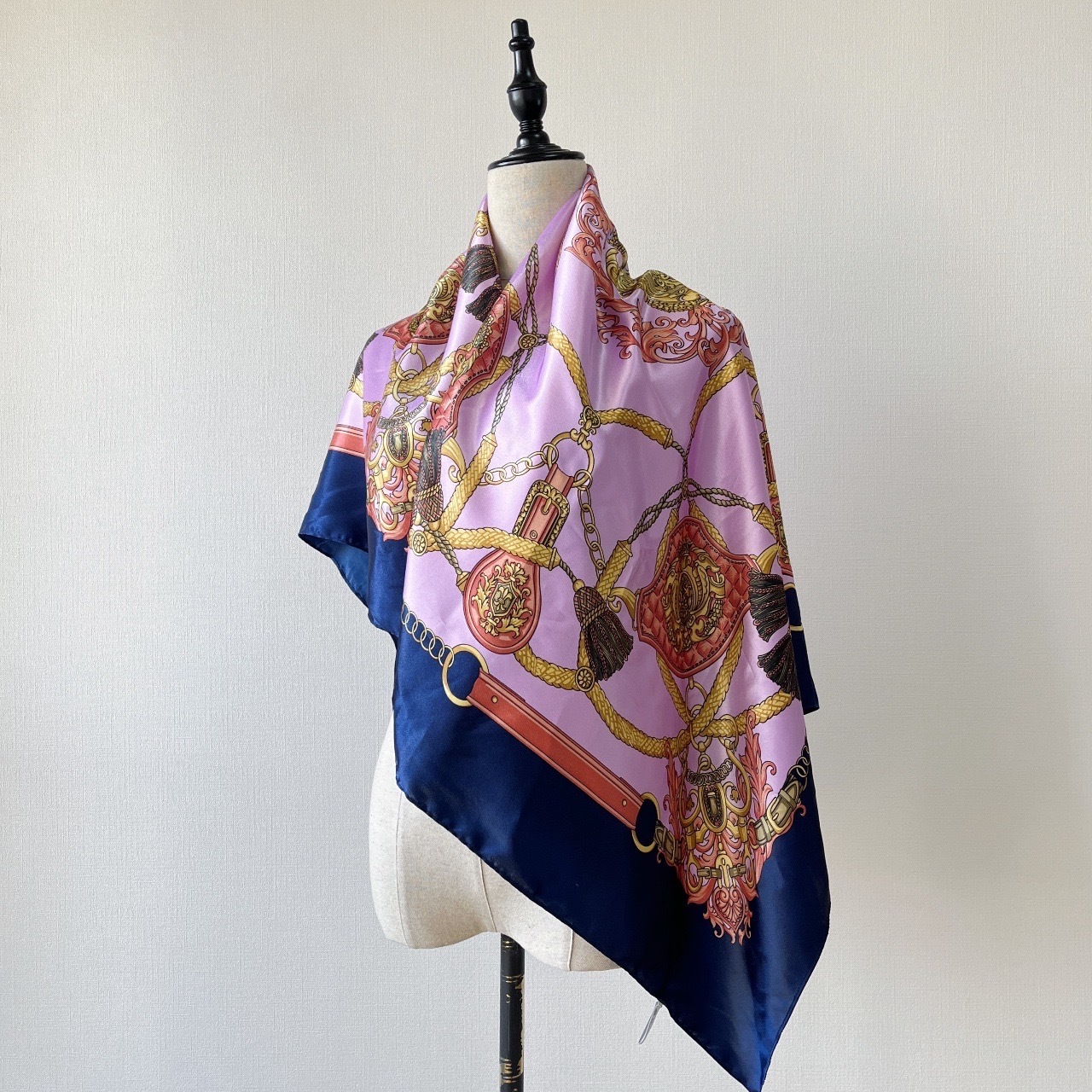 紫色巴洛克風圖案絲巾