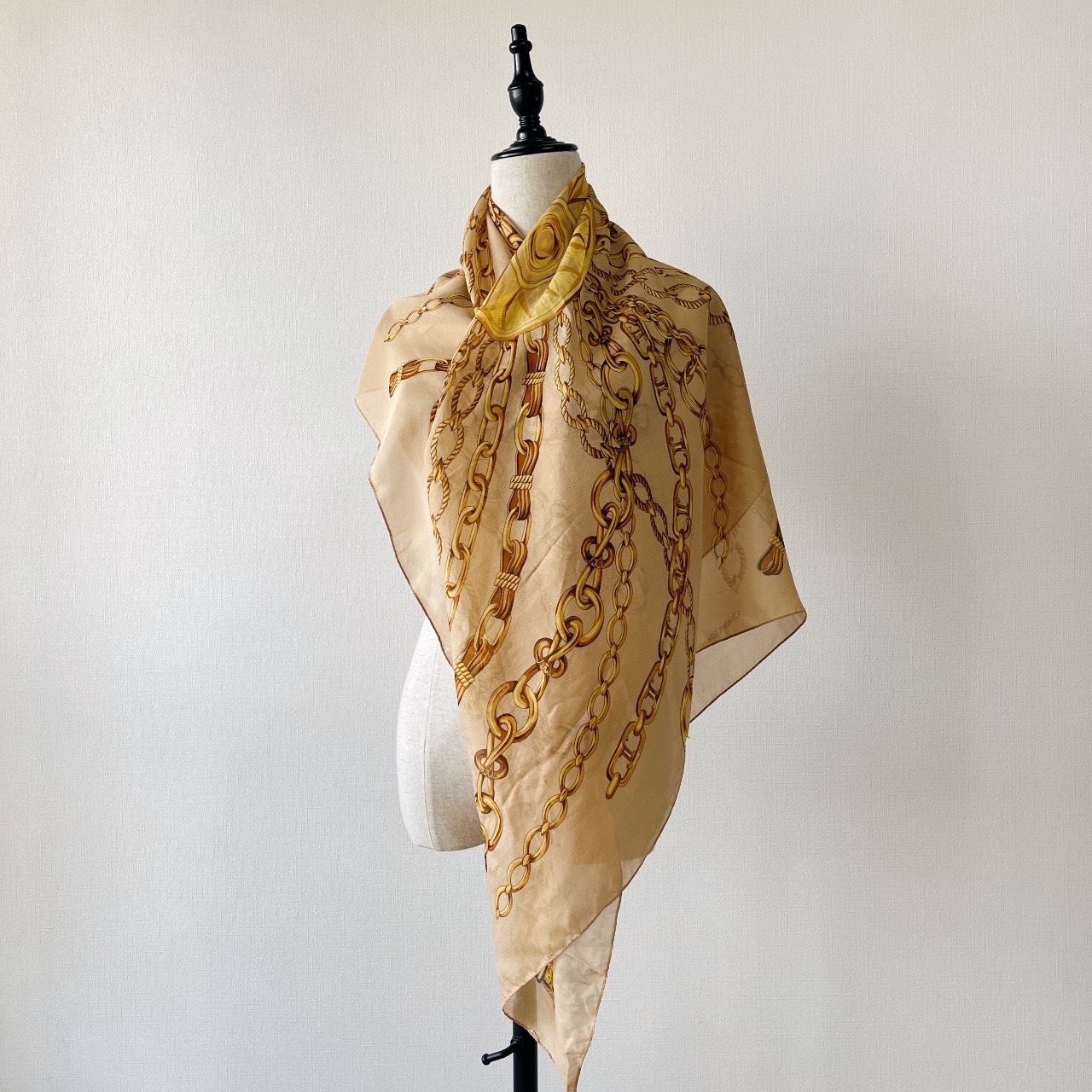 Chalet Blanc金色鎖鏈圖案絲巾