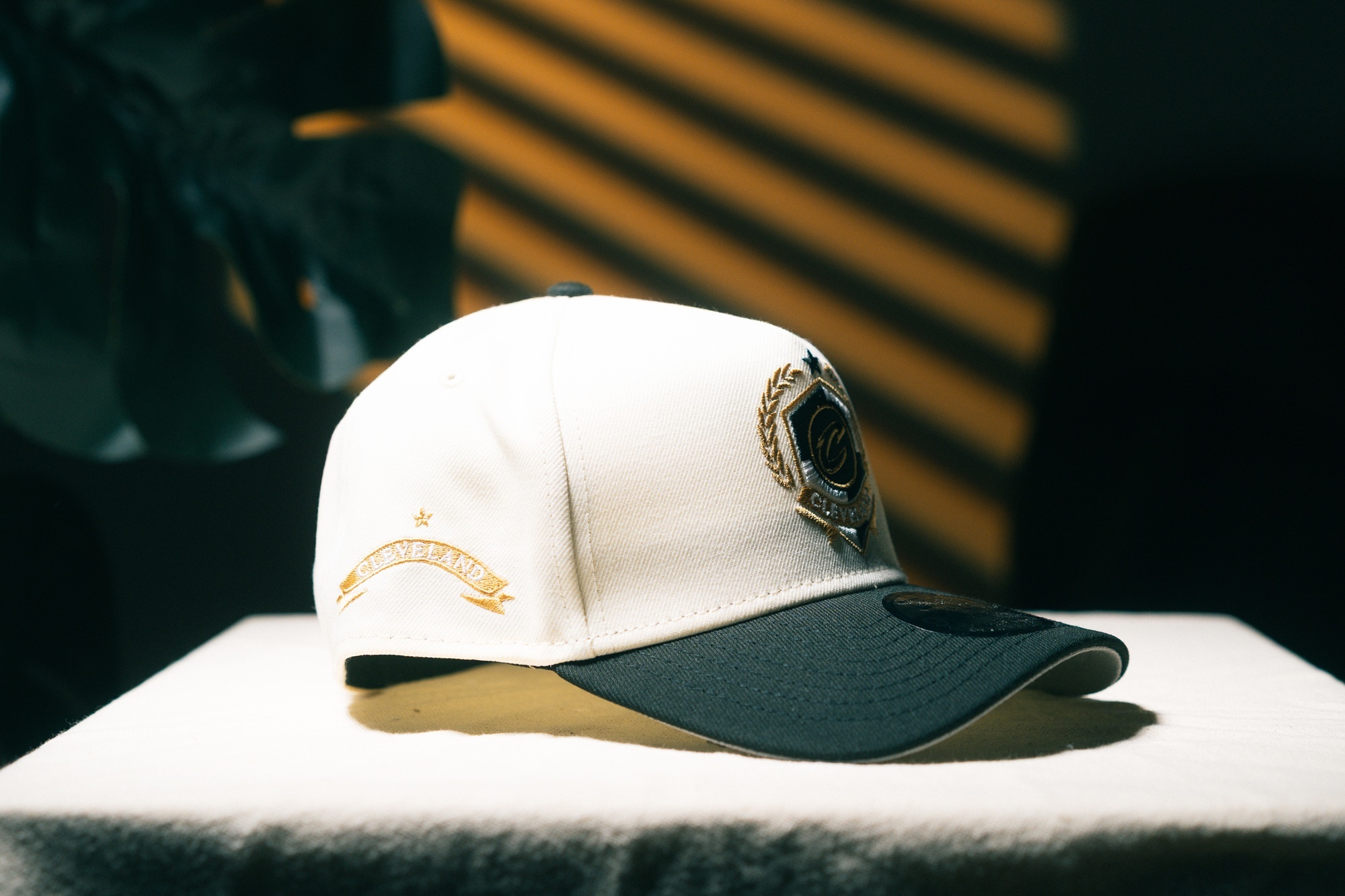 NBA帽子 Cleveland Cavaliers 克里夫蘭騎士 盾牌 米白黑 老帽 New Era 9FORTY 可調式 全新