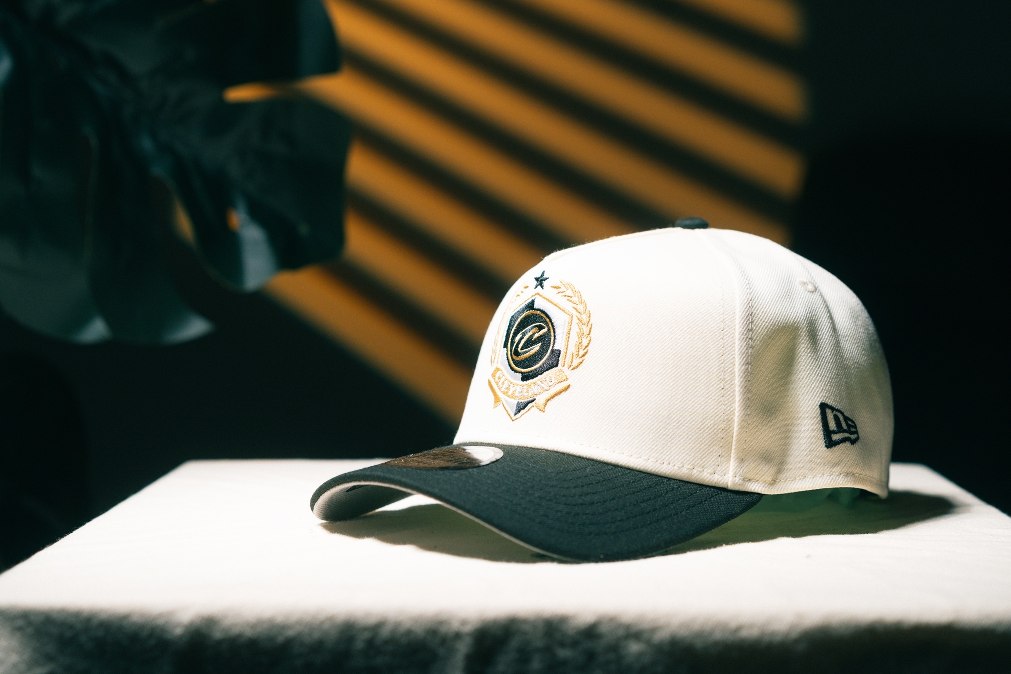 NBA帽子 Cleveland Cavaliers 克里夫蘭騎士 盾牌 米白黑 老帽 New Era 9FORTY 可調式 全新