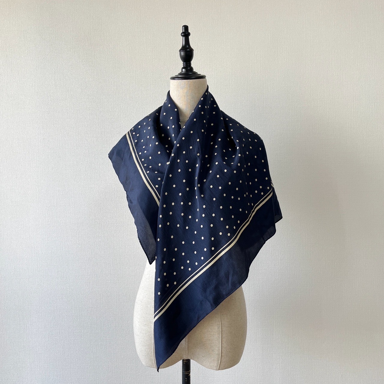 深藍色波點圖案絲巾