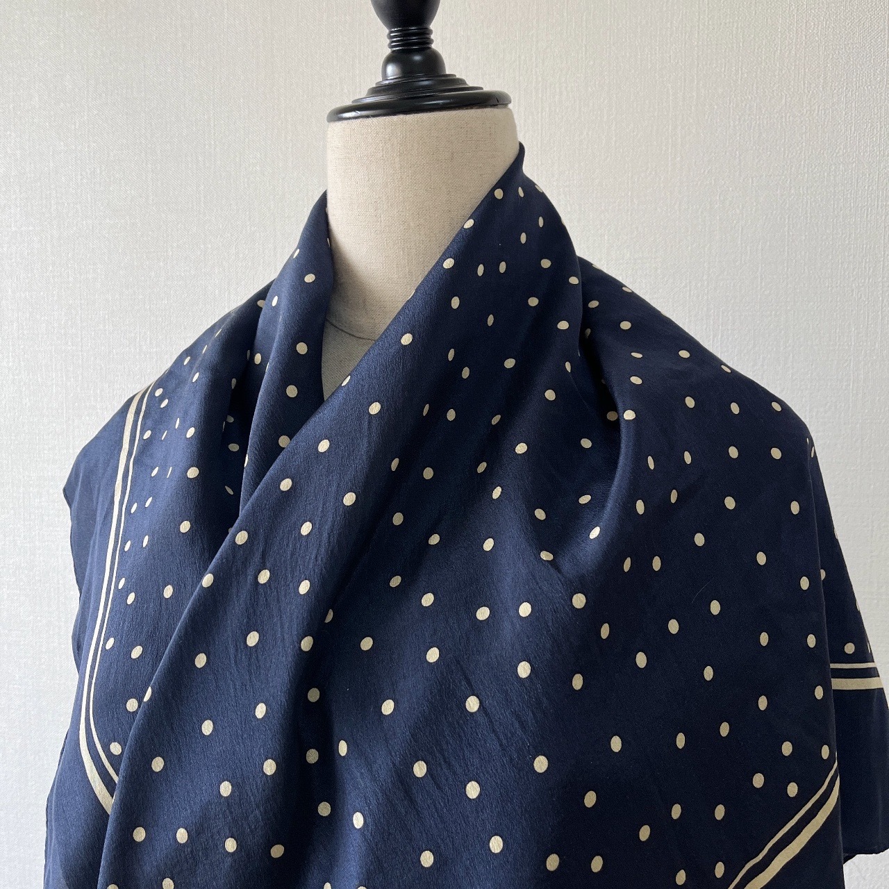 深藍色波點圖案絲巾