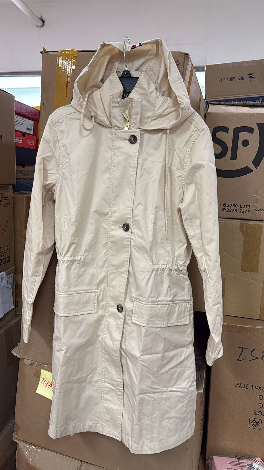 4G135 Tommy Hilfiger 淨色連帽束腰長風褸