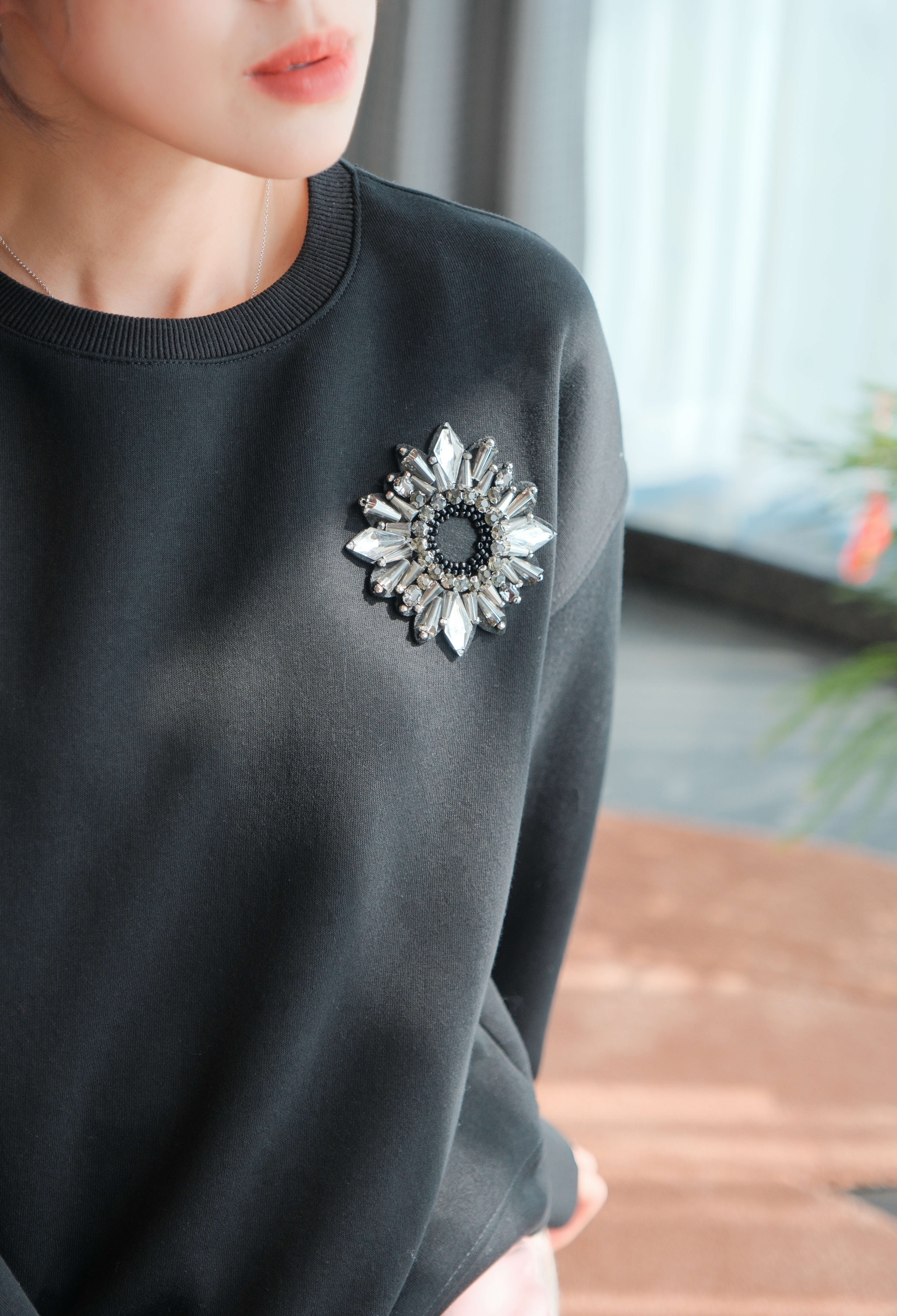 Crystal-Embellished Oversized Trim Hem Sweatshirt_TP261L05