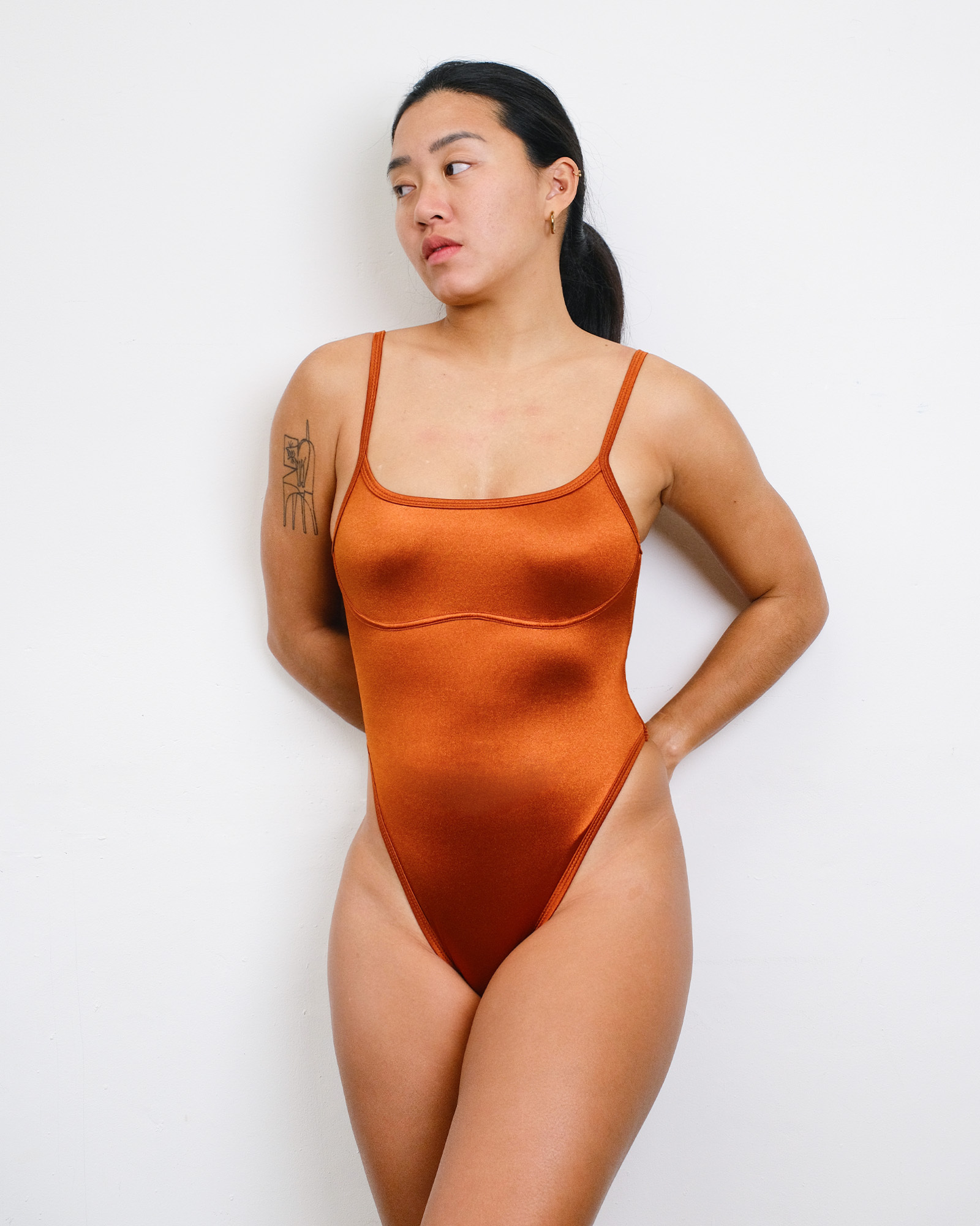 【絲光紅銅】ioo 細肩U領無墊高衩丁字連身泳裝