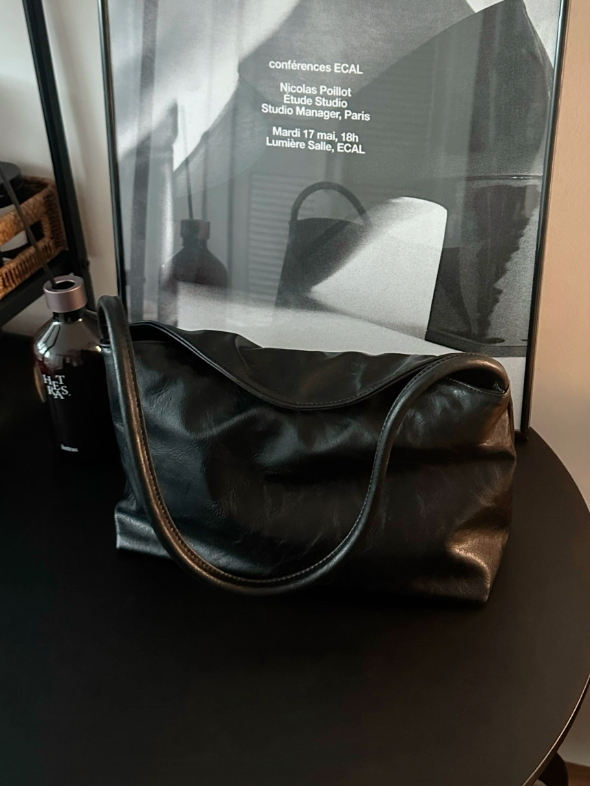 #228LC05 Glossy leaf hobo bag