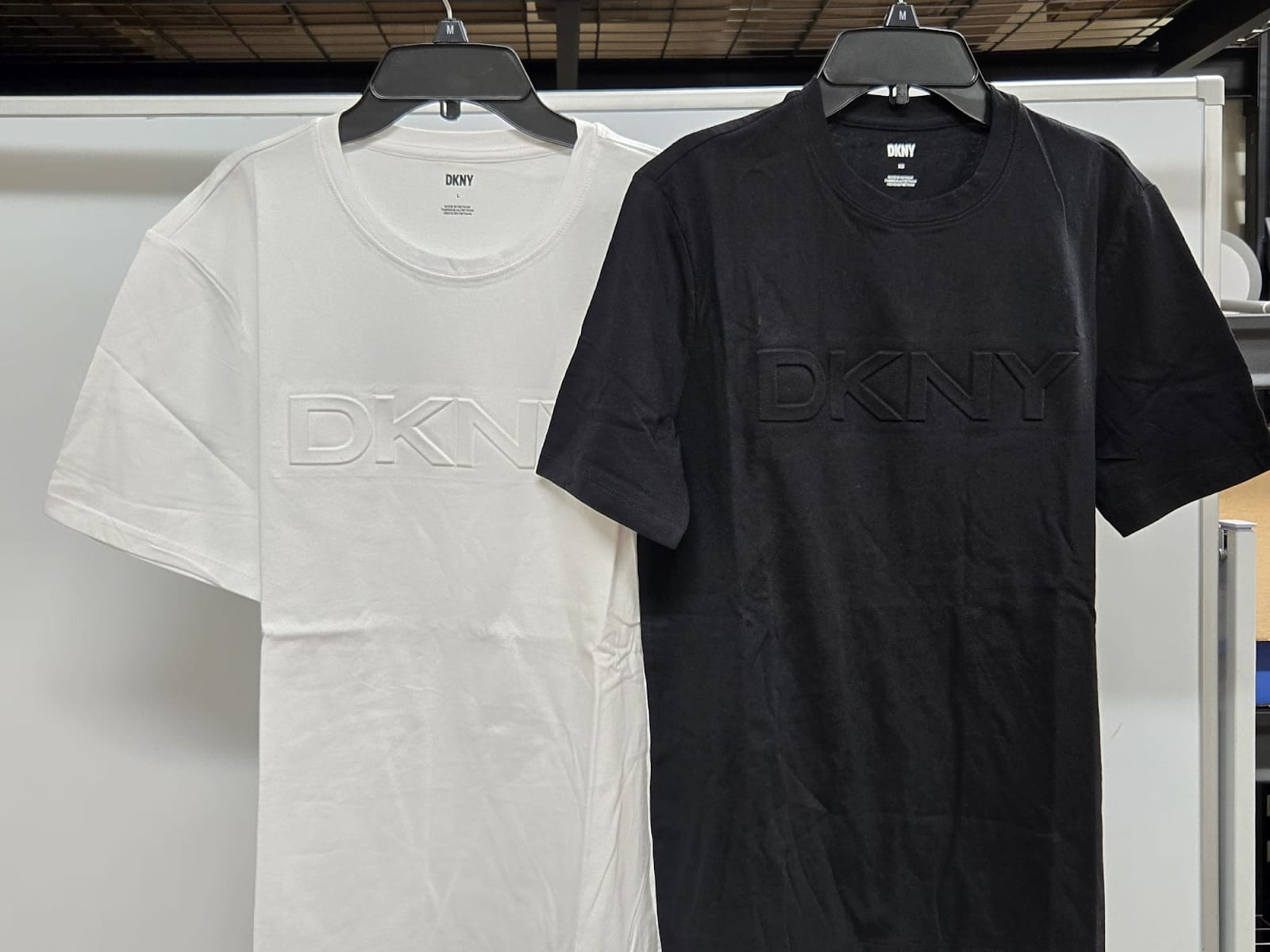 4G198 DKNY 壓紋LOGO 男裝TEE 黑色