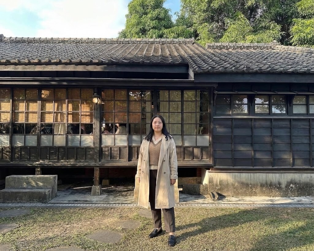 穿著 Sanly Joy 潘妮真皮樂福鞋漫步嘉義檜意森活村，復古學院風格與日式建築完美融合，厚實橡膠大底能克服碎石子路，是嘉義旅遊拍照必備的氣質好走鞋。