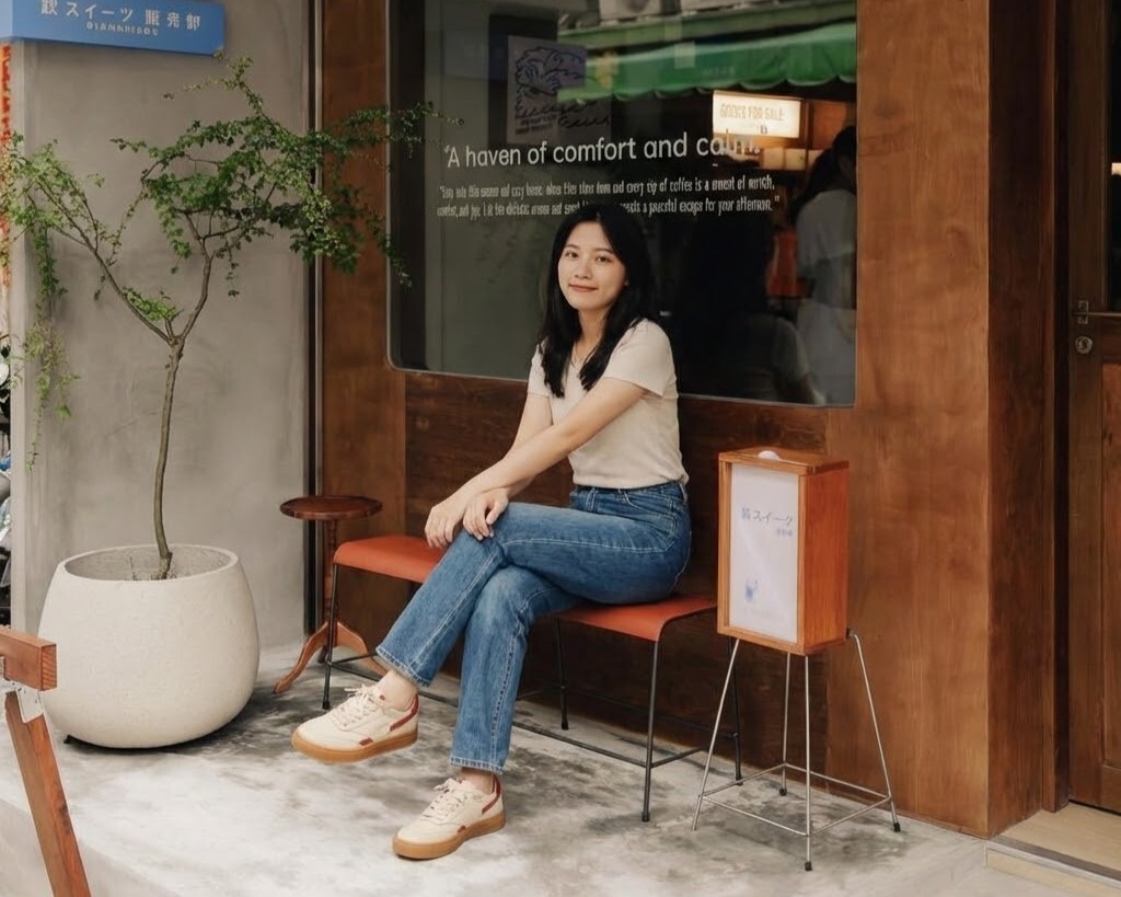 Sanly Joy 南希拼色板鞋穿搭示範，撞色設計點亮嘉義老宅咖啡廳行程，內建 Q 彈乳膠鞋墊改善板鞋硬底缺點，適合年輕女孩在嘉義市區巷弄探險的時尚休閒鞋。