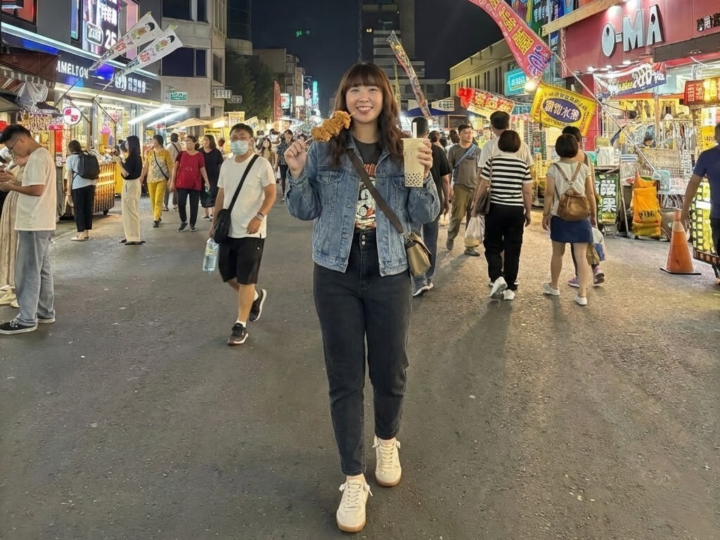 穿著 Sanly Joy 艾蜜莉真皮德訓鞋逛嘉義文化路夜市，T 字鞋頭保護腳趾不被踩，豚皮內裡吸汗透氣，Q 彈鞋墊讓久站排隊吃美食也不累，是嘉義夜市必備的耐走戰鞋。