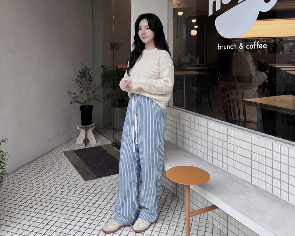 嘉義市hoyohoyo早午餐門口外觀，女生搭配Sanly Joy台灣製真皮德訓鞋。