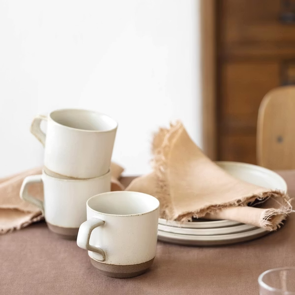 KINTO-CERAMIC LAB 寬口馬克杯，土壤質地和釉面色彩擺放在居家空間也不自覺增添溫暖