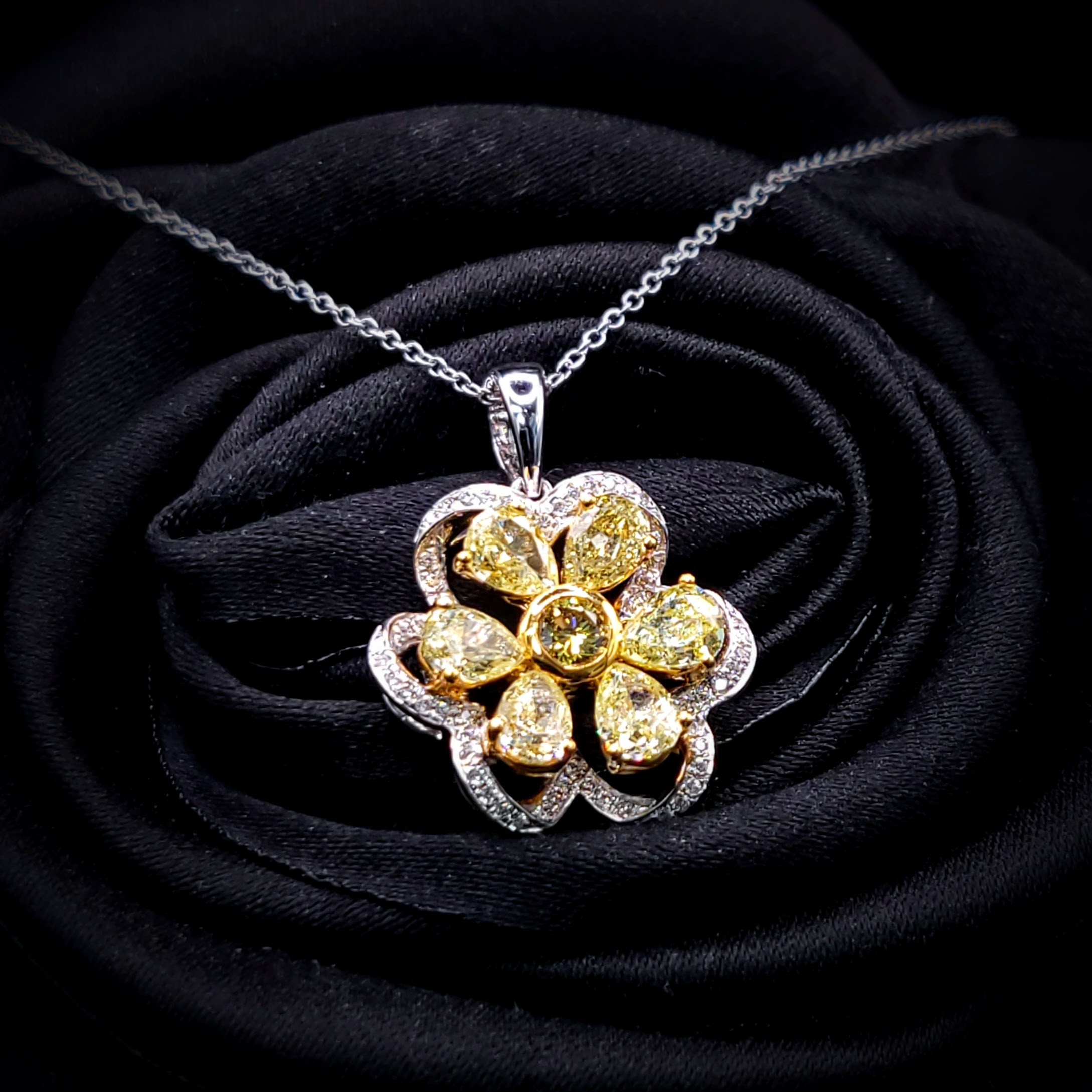 全新18K金1卡54份彩黃鑽配小鑽共1卡68份鑽石吊墜