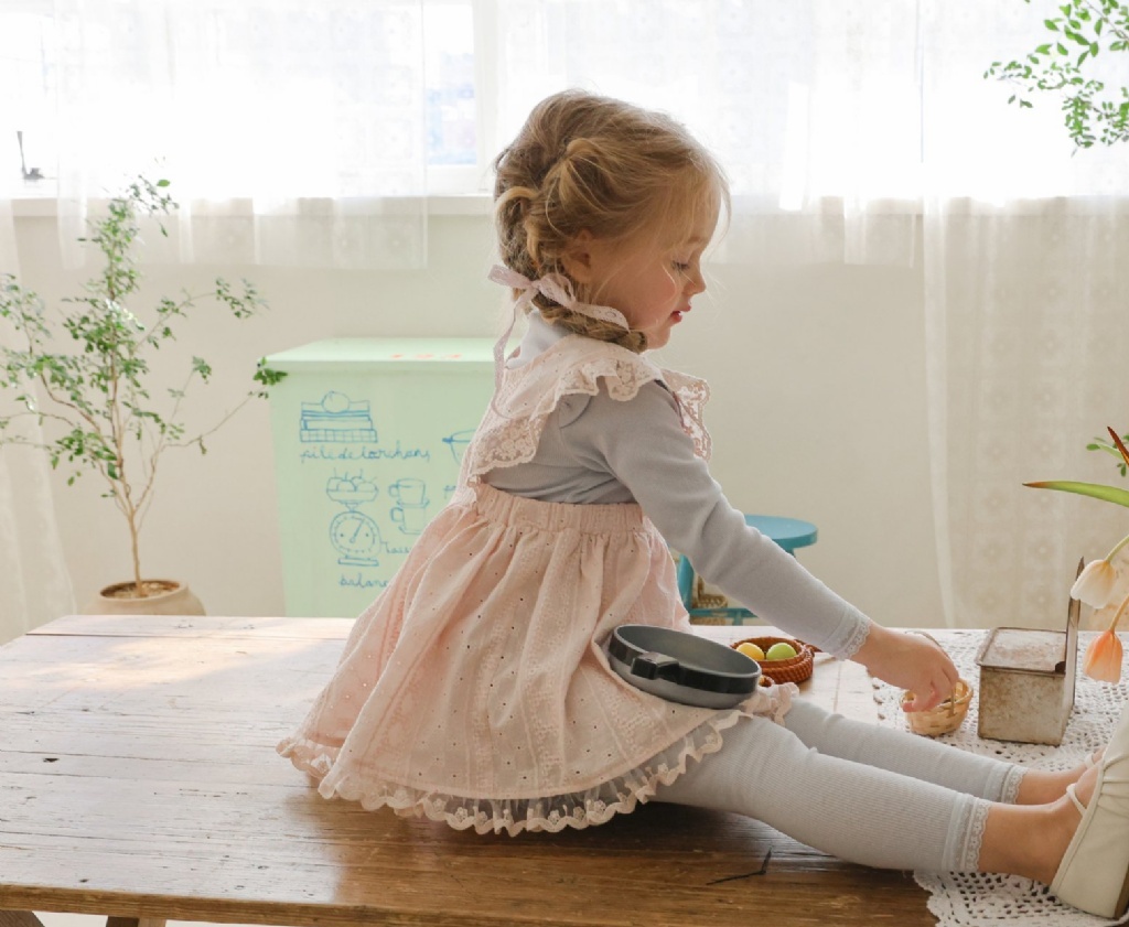 正韓春FLO 四色蕾絲拼接內搭褲