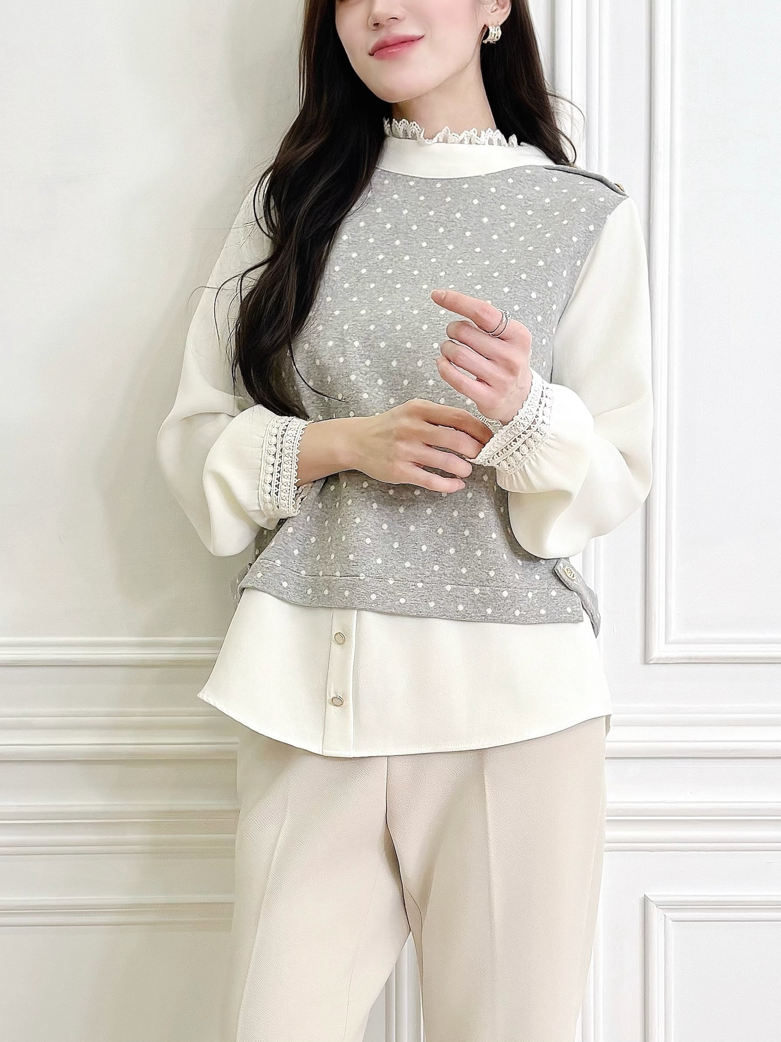 蕾絲領拼接金釦點點上衣