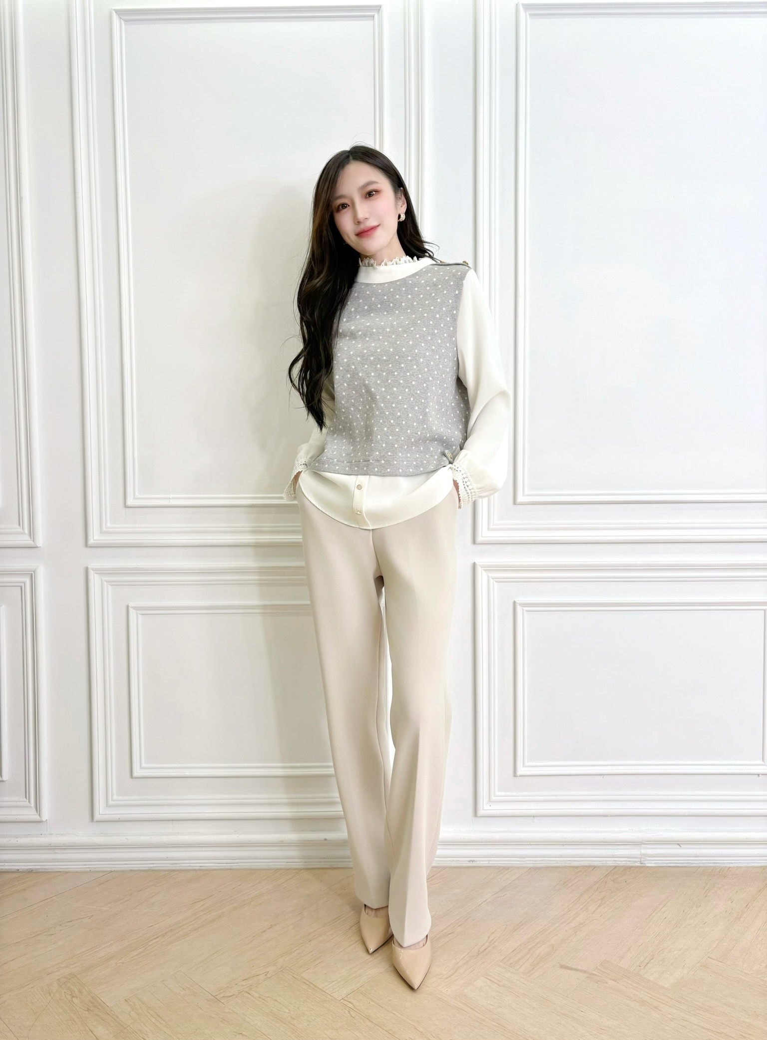 蕾絲領拼接金釦點點上衣