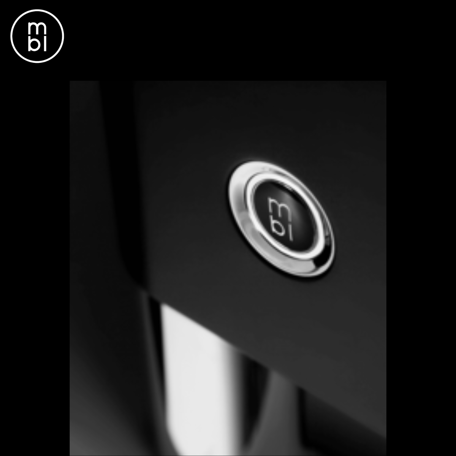 MBL Noble N21 Stereo Power Amplifier Front Shot 3