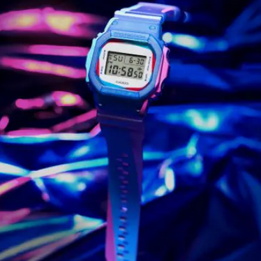 【CASIO 卡西歐】G-SHOCK 點綴著古怪值得玩味的色彩 多功能耐衝擊 電子錶 手錶 DWE-5600PR-2