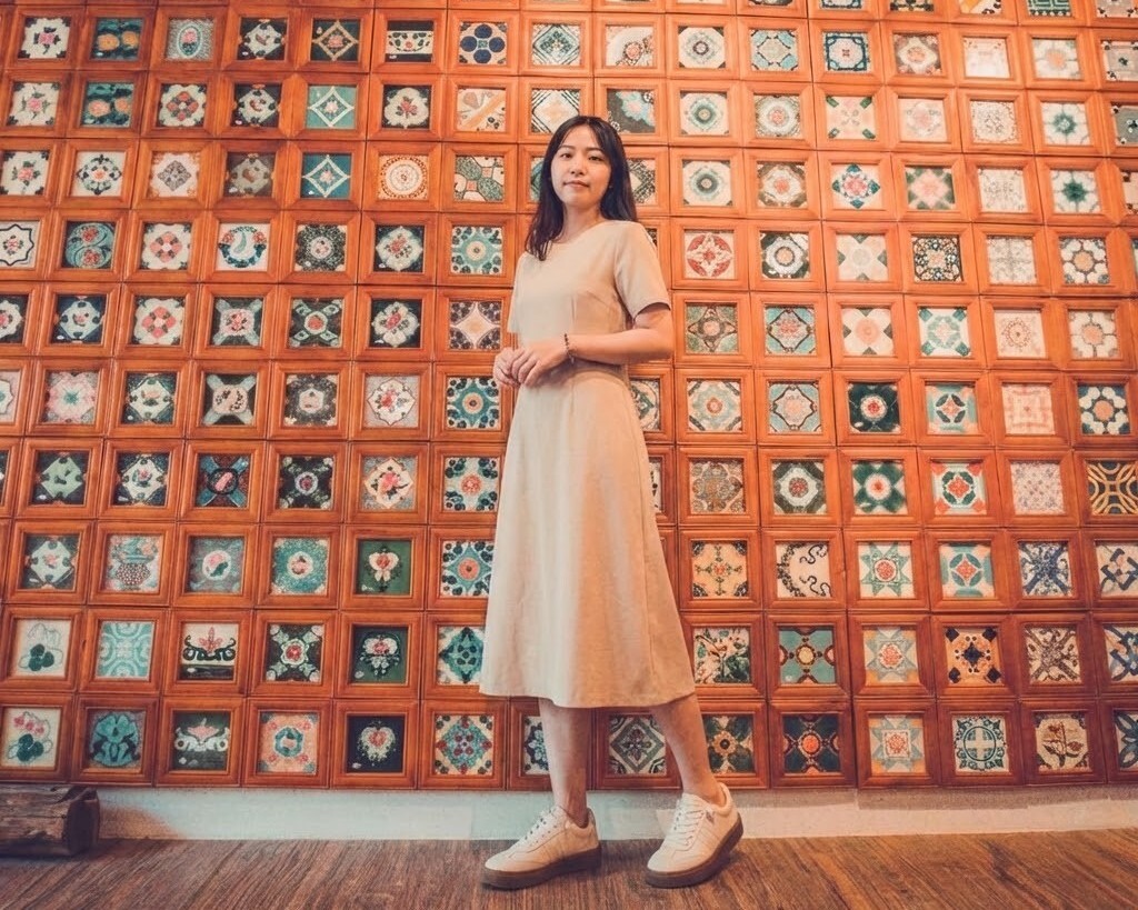 比較嘉義旅遊適合的鞋款，分析 Sanly Joy 德訓鞋的舒適優勢，對比薄底涼鞋在碎石路與夜市人潮中的缺點，強調真皮手工鞋是嘉義慢活旅行的最佳選擇。